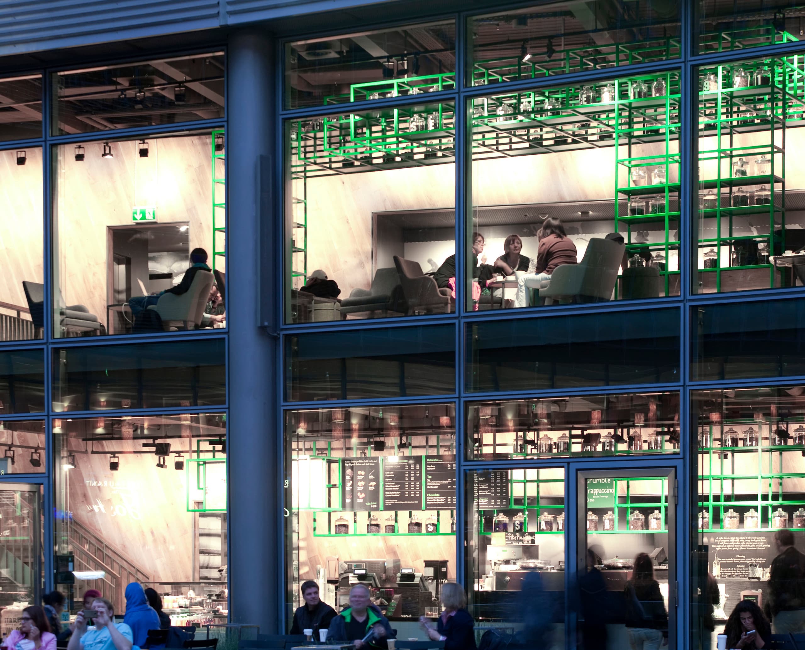 Starbucks Coffee House in Berlin mit einladender Beleuchtung und Gästen im Inneren.