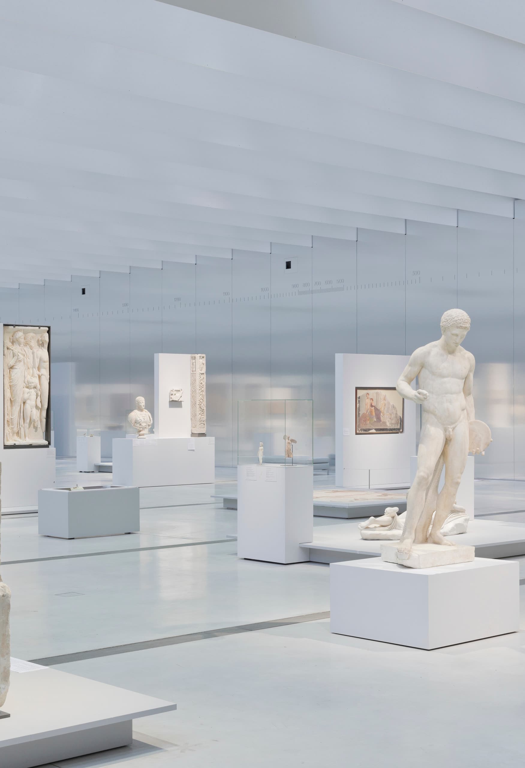 Louvre Lens Museum: Ausstellung mit LED-Beleuchtung für Kunstwerke in Szene gesetzt.