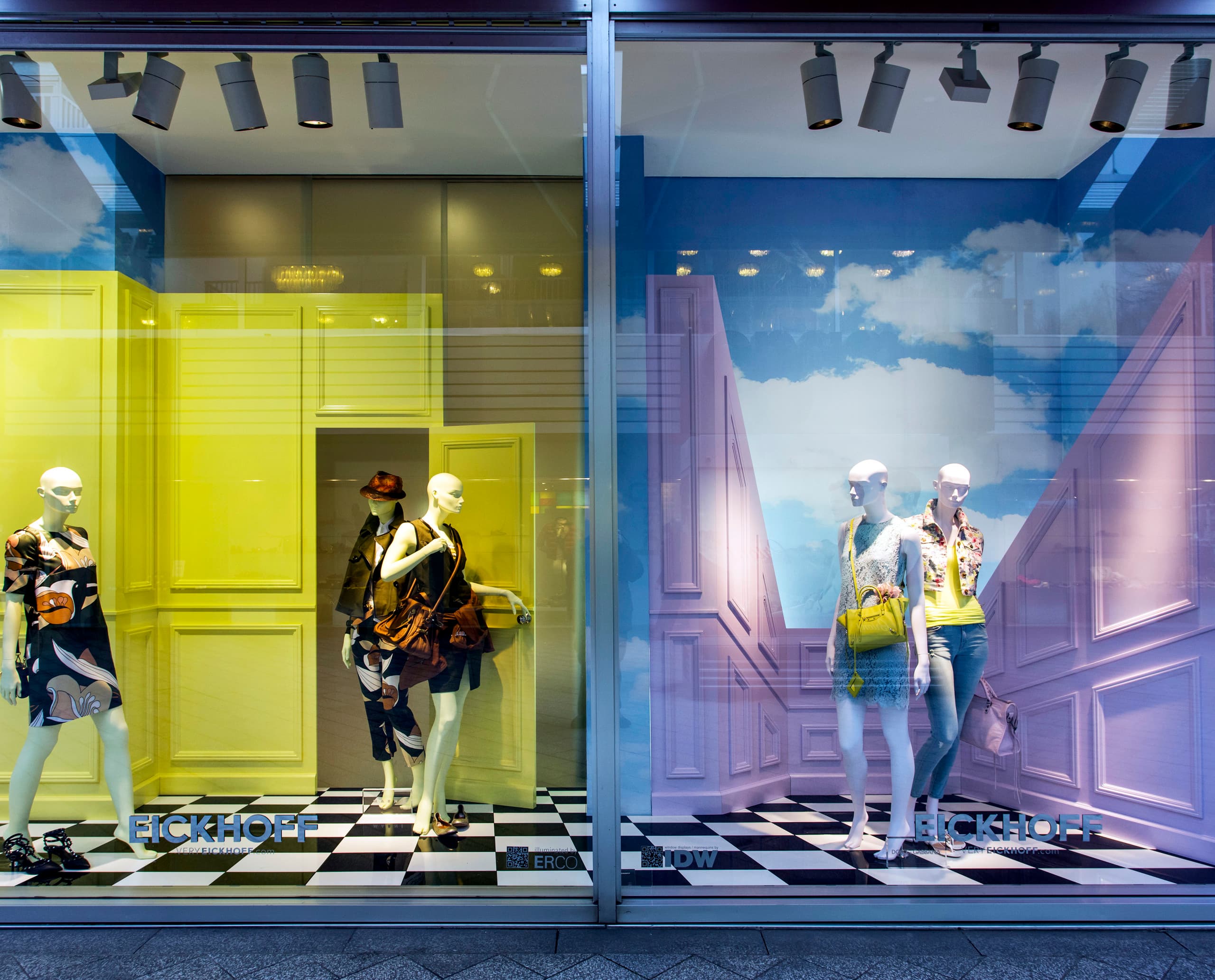 Eickhoff Modehaus Düsseldorf Schaufenster mit surrealem Design und ERCO LED-Beleuchtung.