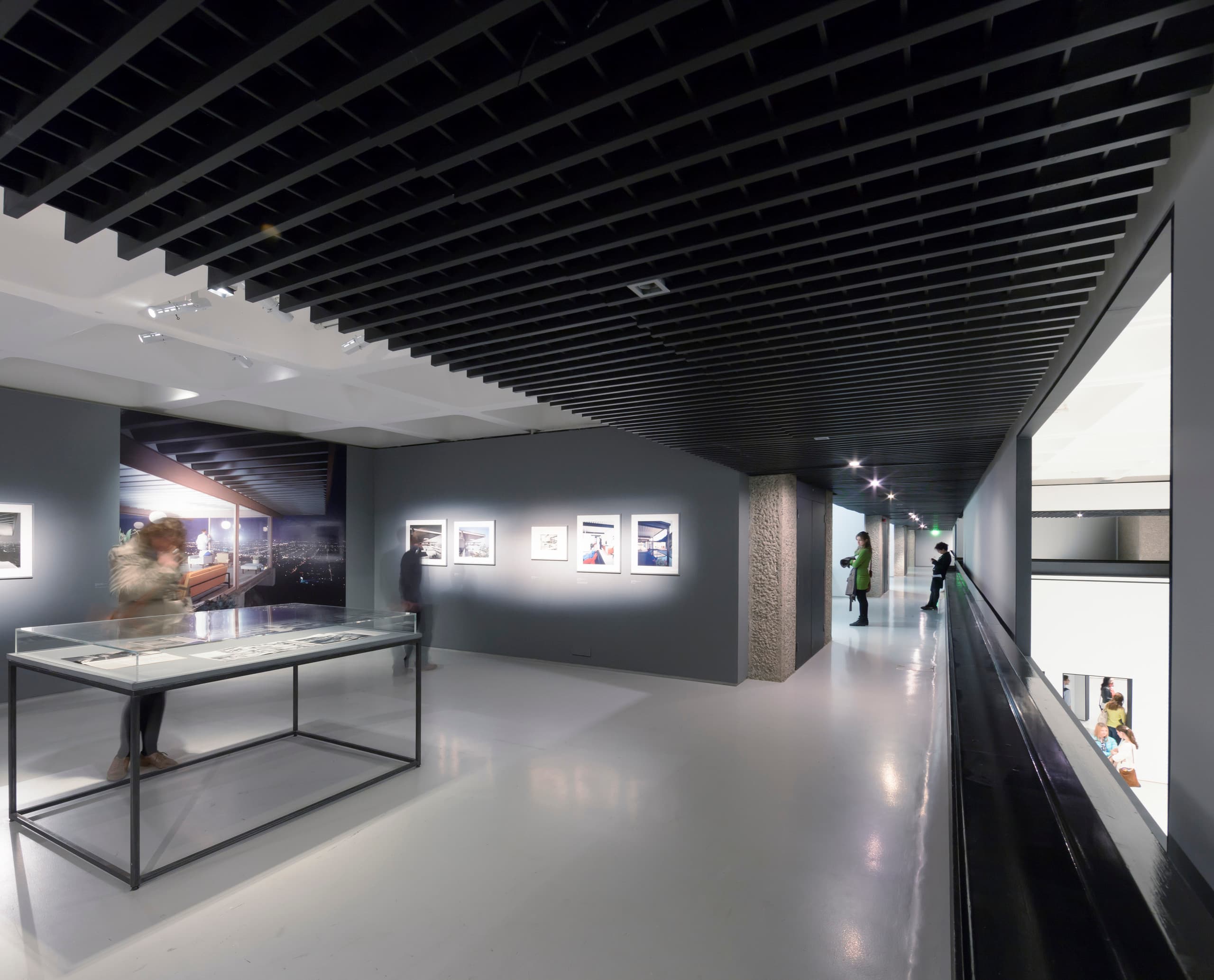 ERCO LED-Beleuchtung in der Barbican Art Gallery, London. Moderne Beleuchtung in brutalistischer Architektur.