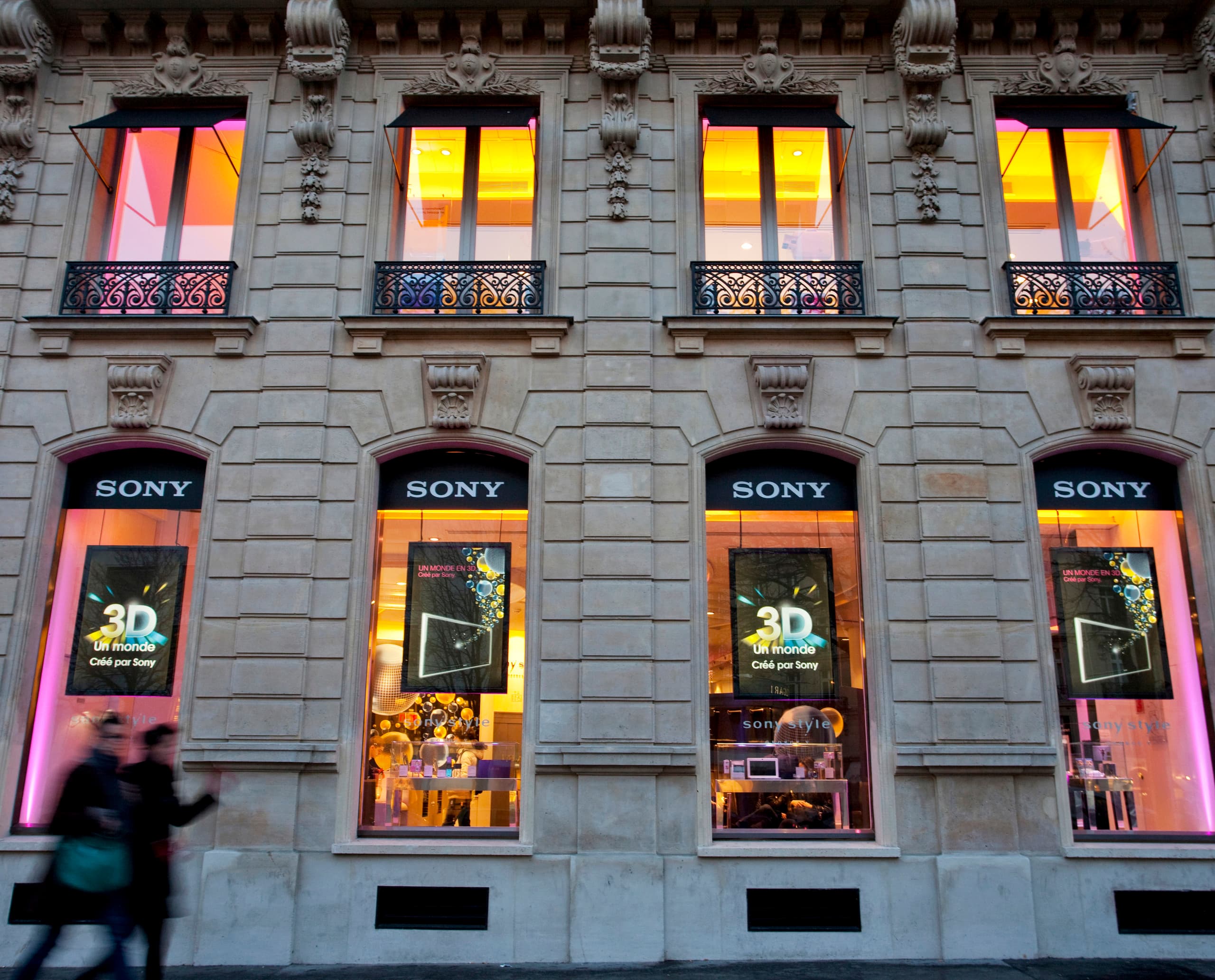 Sony Flagship Store Fassade mit Focalflood LED Beleuchtung.