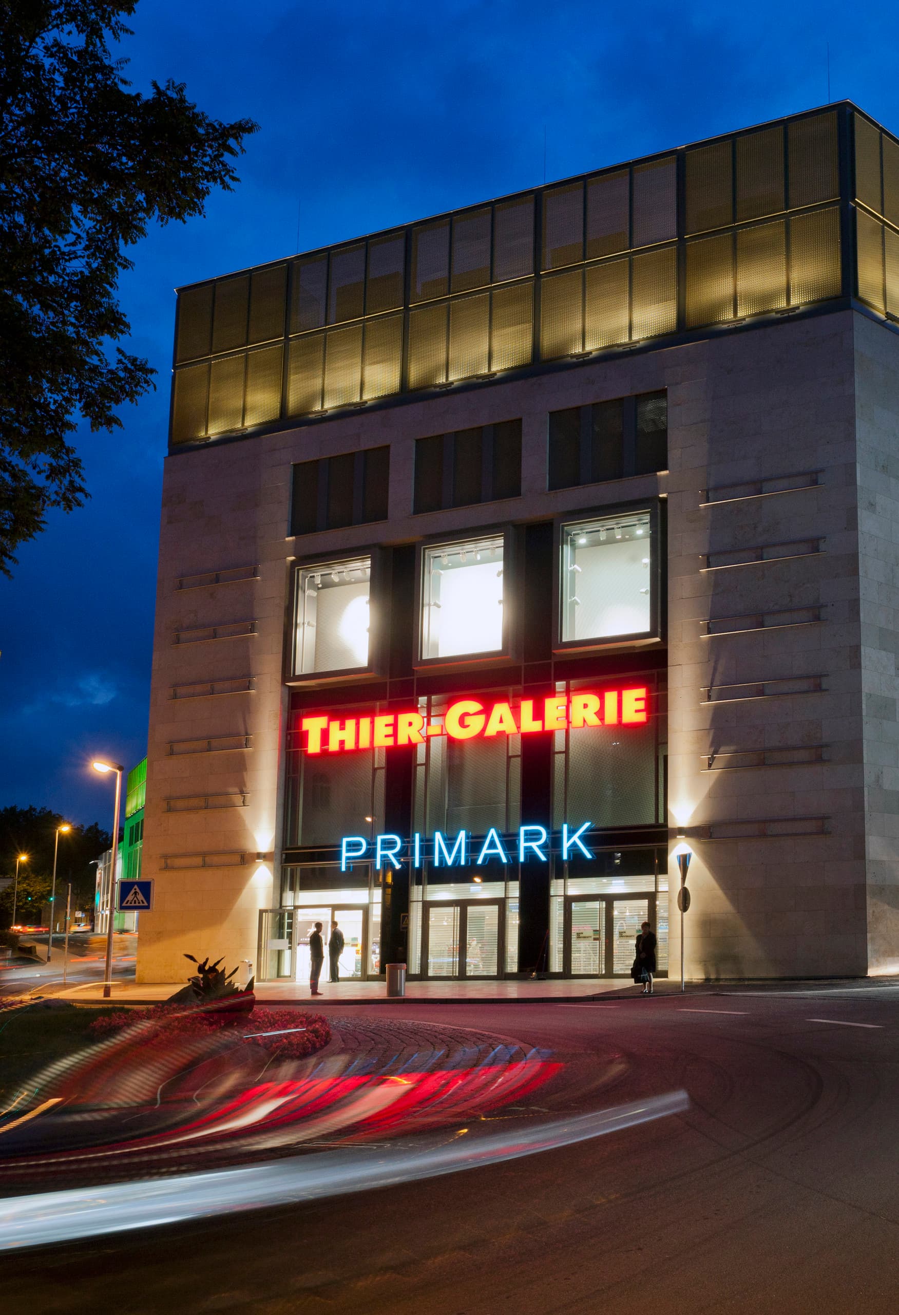 ERCO LED beleuchtete Thier-Galerie in Dortmund, ein städtisches Einkaufszentrum mit markanter Fassade.