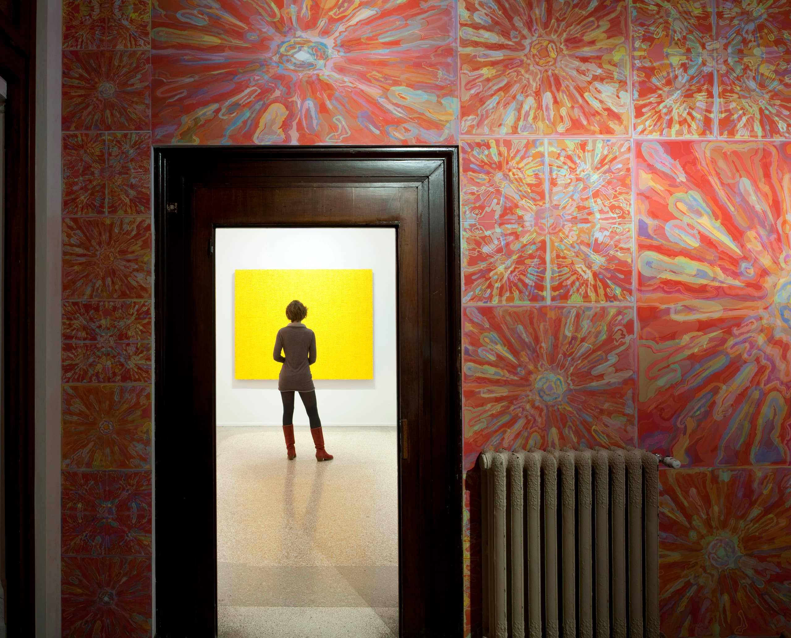 Besucherin betrachtet Kunst im Palazzo Bembo, beleuchtet mit ERCO LED-Strahlern.