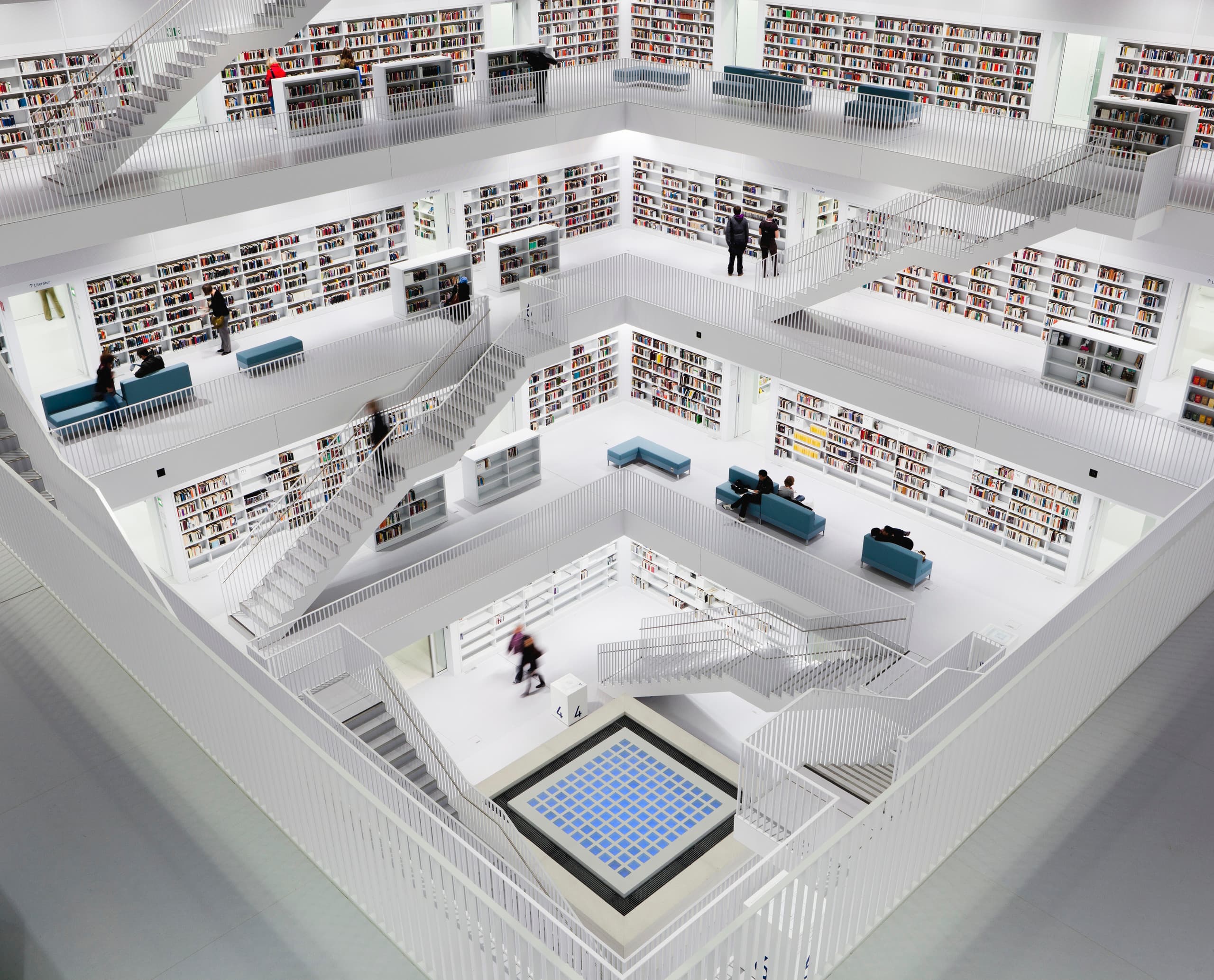 Bibliothek 21 in Stuttgart: Lichtakzente auf Bücherregalen und Treppen, gestaltet mit ERCO Licht.