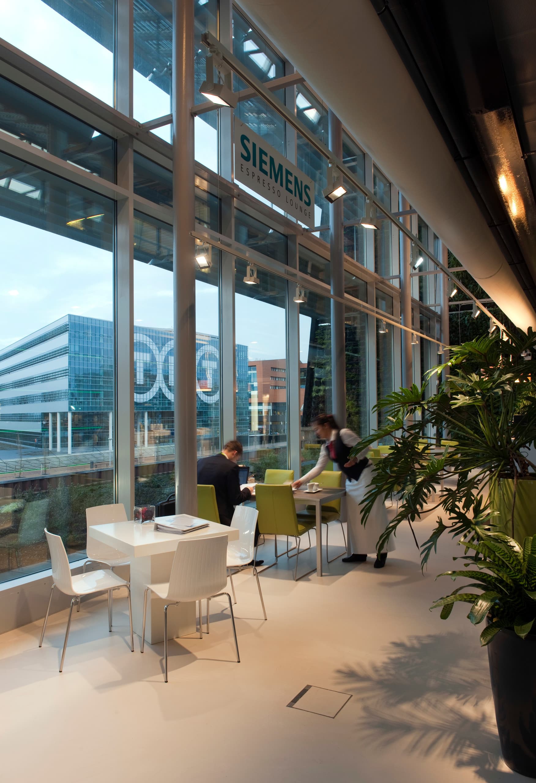 ERCO LED-Beleuchtung im Siemens Espresso Lounge Bürogebäude in den Niederlanden.