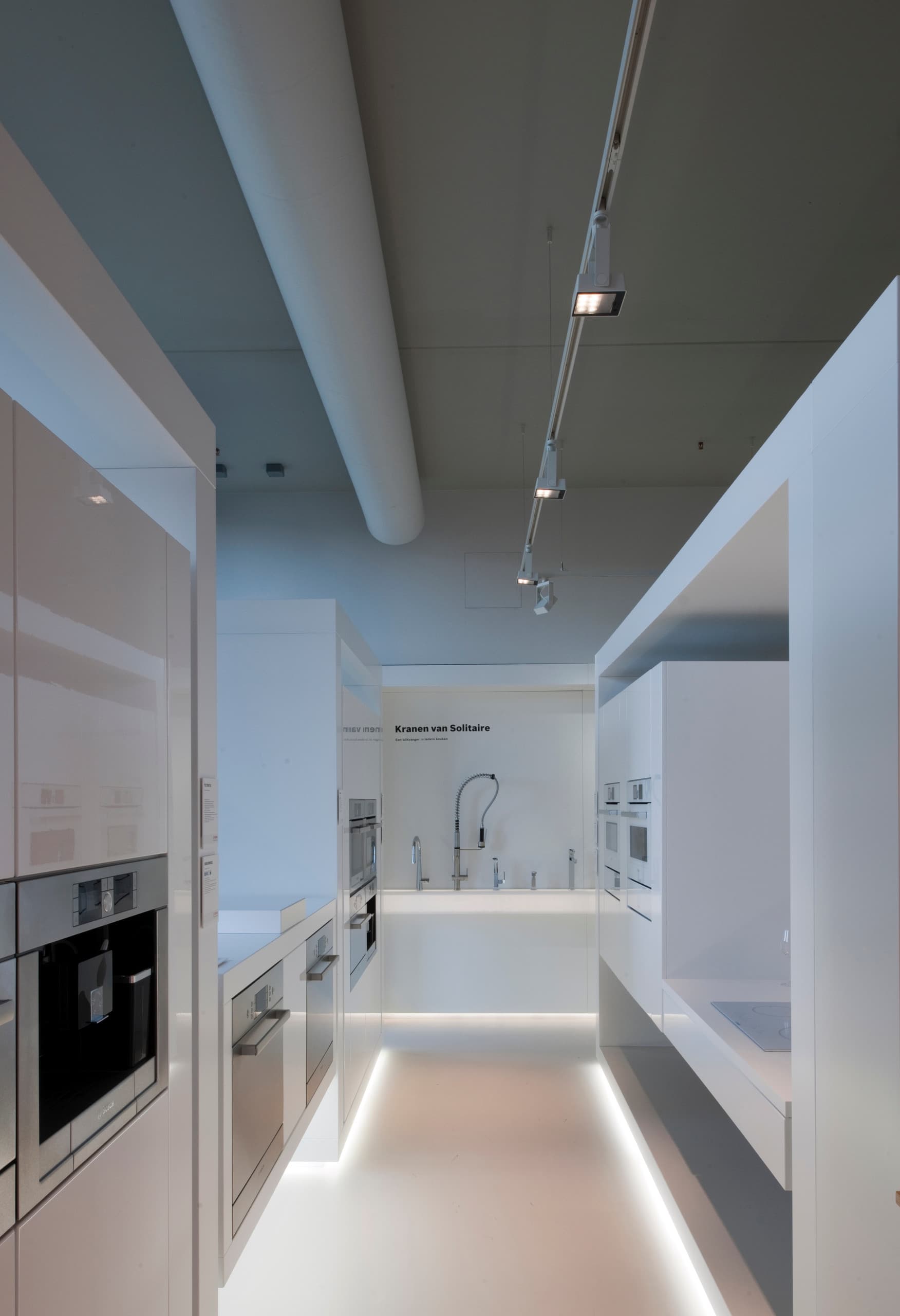 ERCO Logotec LED Strahler beleuchten eine moderne Küchenausstellung im BSH Bosch Siemens Hausgeräte Büro.