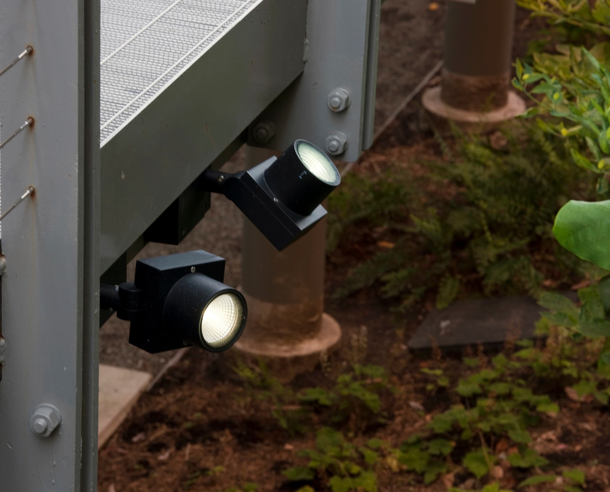 ERCO LED-Strahler beleuchten den Highline Park in Manhattan bei Nacht.