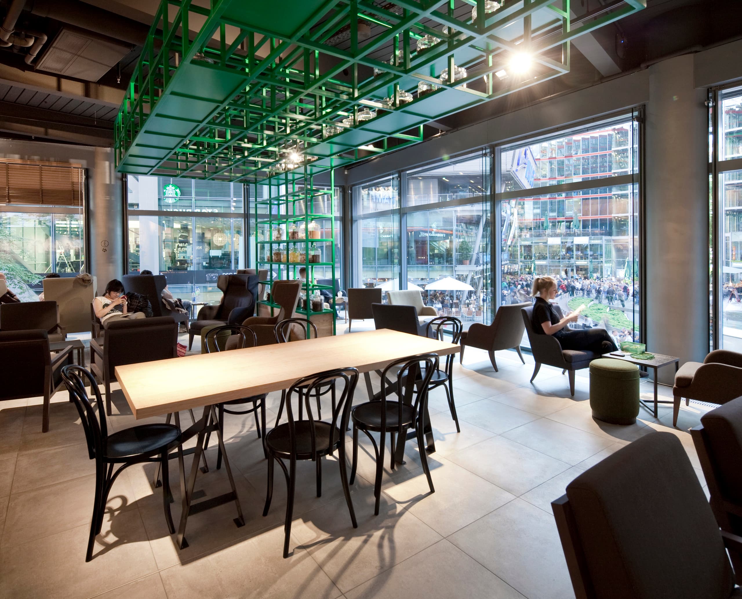 Starbucks Coffee House in Berlin mit ERCO Beleuchtung für einladende Atmosphäre.