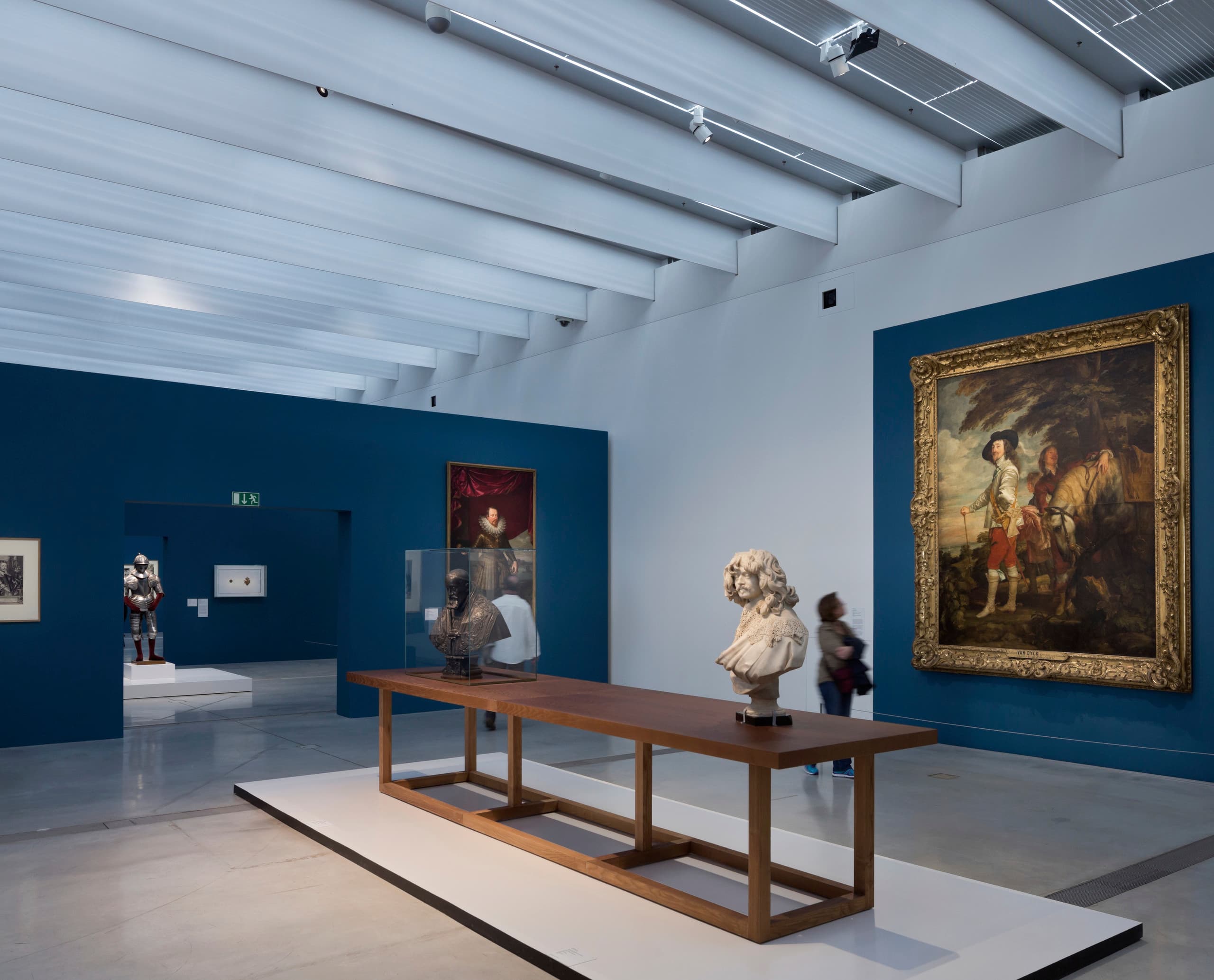 Innenansicht des Louvre Lens Museums mit Kunstwerken und ERCO LED-Beleuchtung.