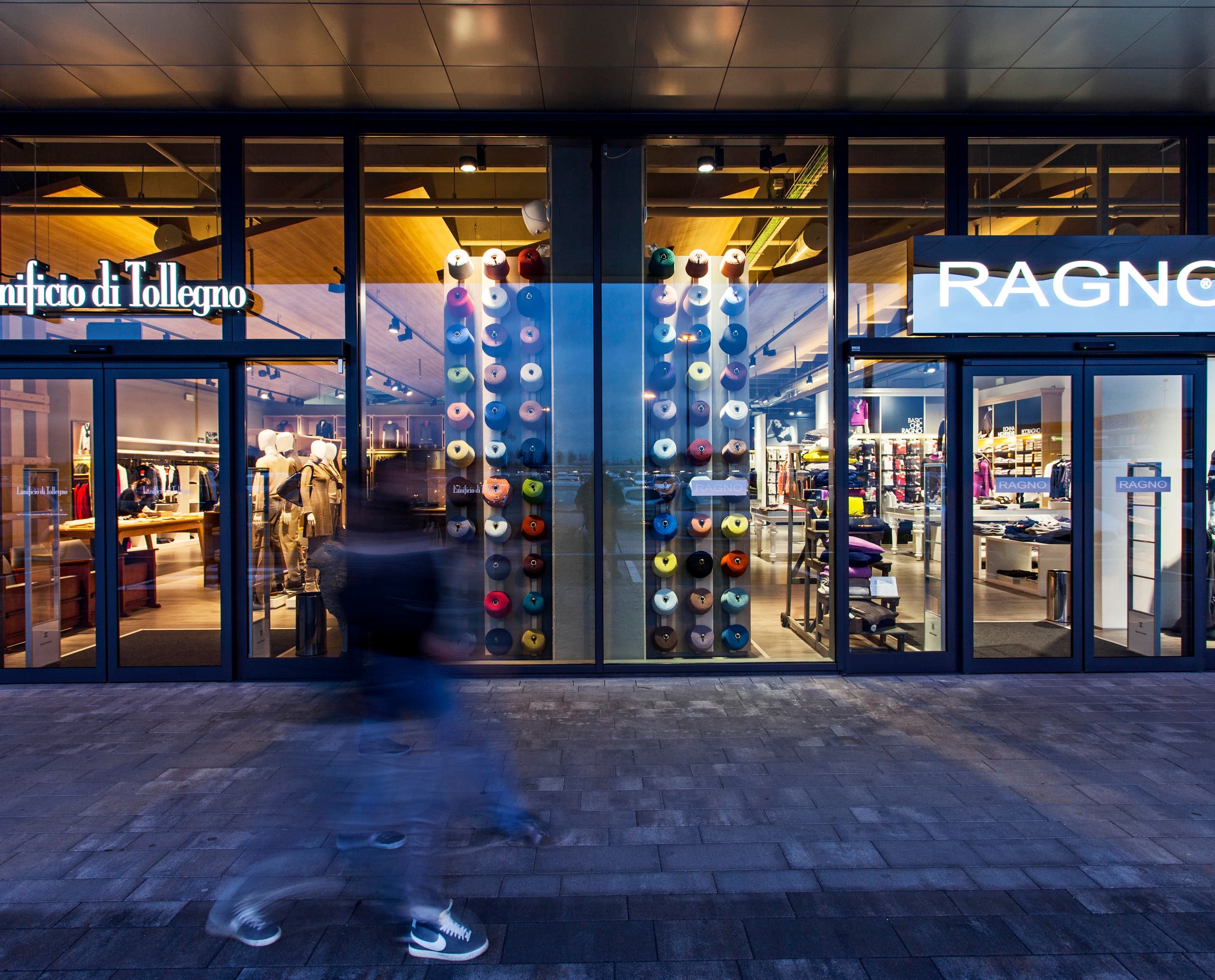 Lanificio di Tollegno und Ragno Concept Store in Mailand mit ERCO Optec Strahlern für akzentuierte Beleuchtung.