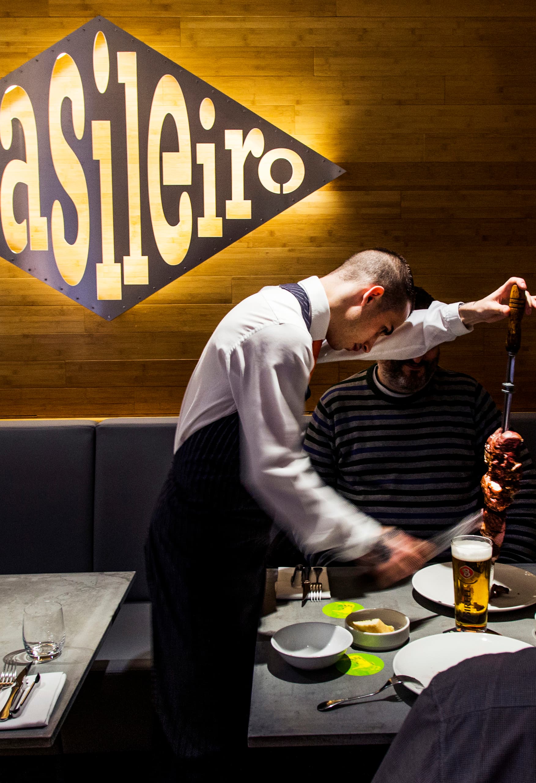 ERCO LED-Leuchten im Restaurant Ambiente Brasileiro in Prag, das brasilianisches Churrasco serviert.