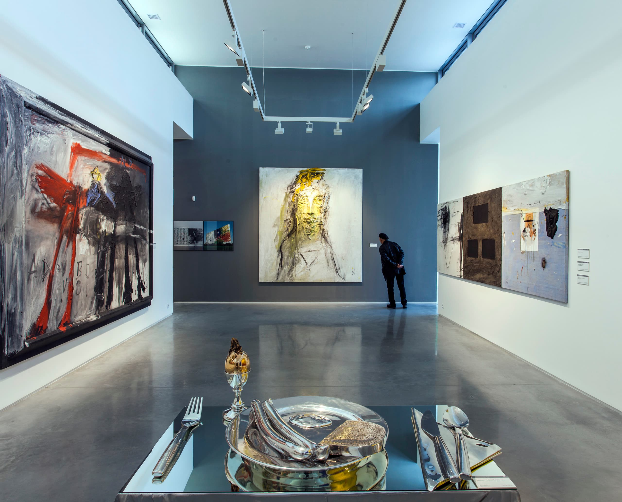 ERCO LED-Beleuchtung im Danubiana Kunstmuseum, Bratislava. Kunstwerke werden durch Licht betont.