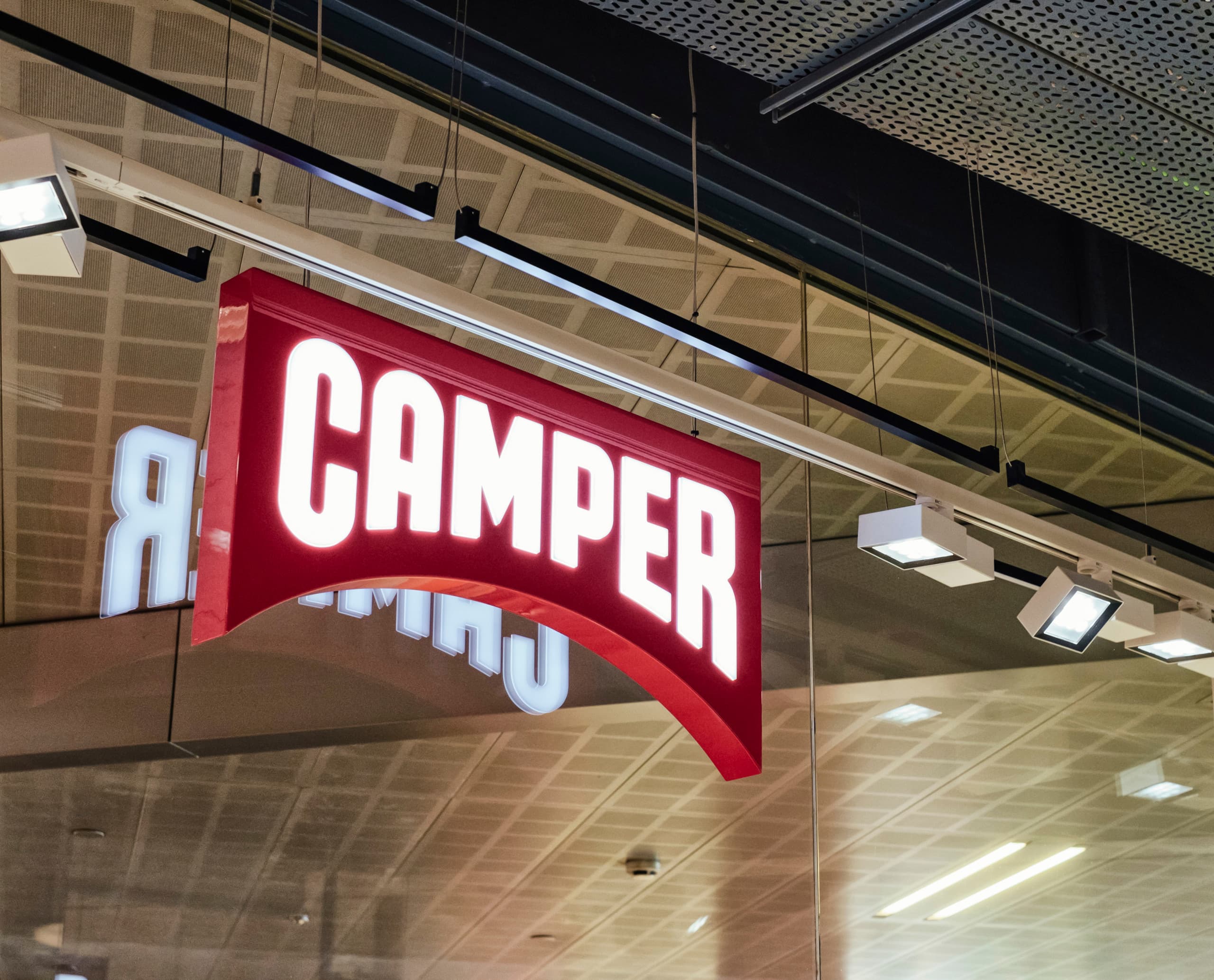 Camper Store Leuchtreklame in Barcelona, beleuchtet mit ERCO LED-Strahlern.