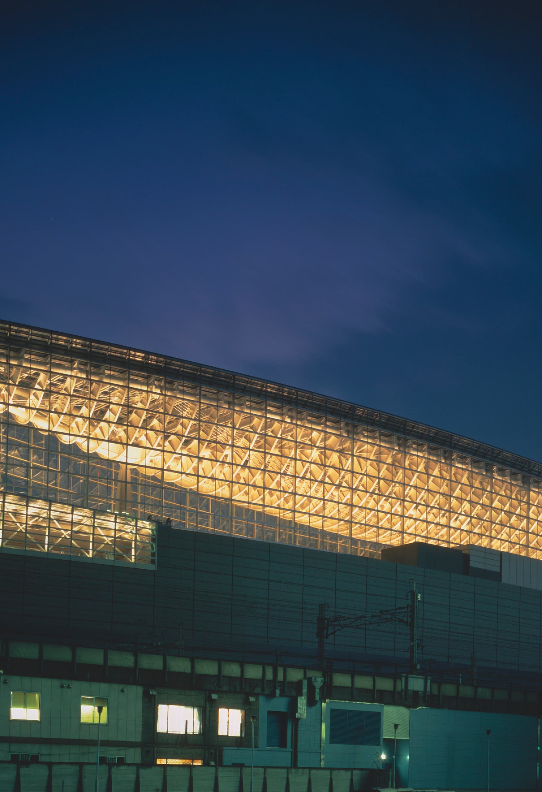 Das beleuchtete Tokyo International Forum mit seiner markanten Stahlkonstruktion bei Nacht.