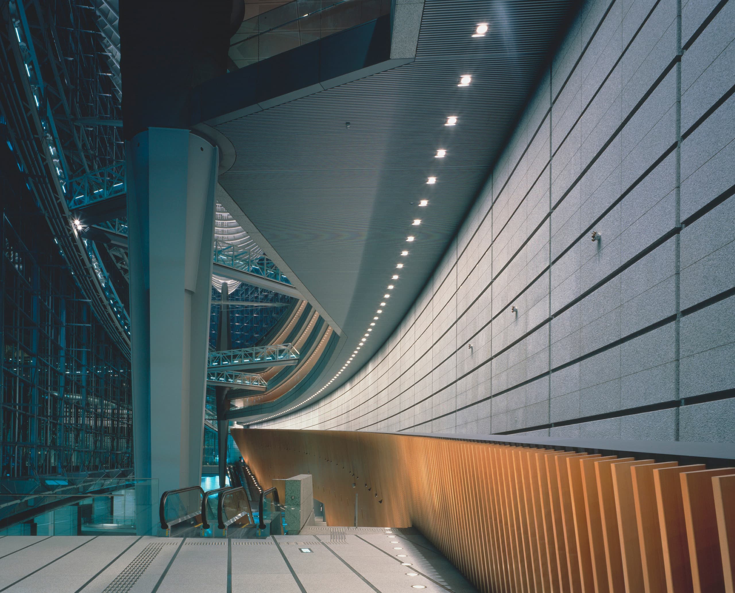 Innenansicht des Tokyo International Forum mit ERCO Beleuchtung, die die architektonischen Linien betont.