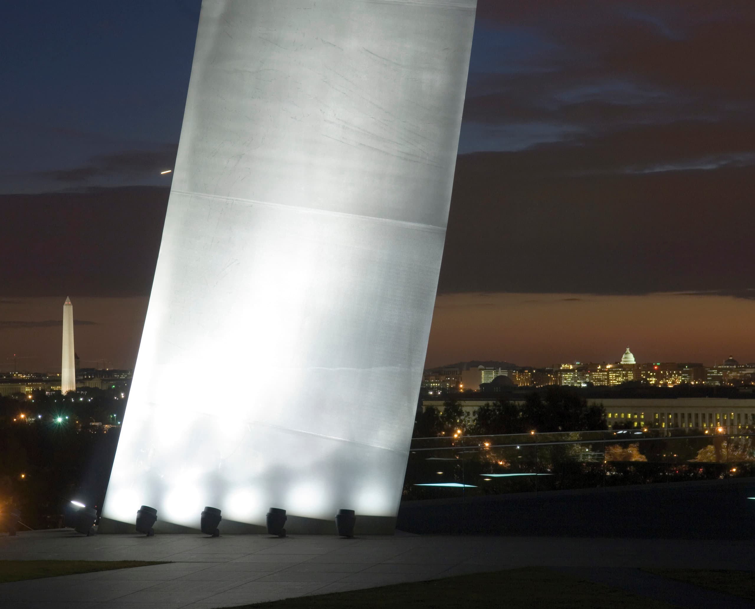 US Air Force Memorial in Arlington, beleuchtet mit ERCO Beamern bei Nacht.