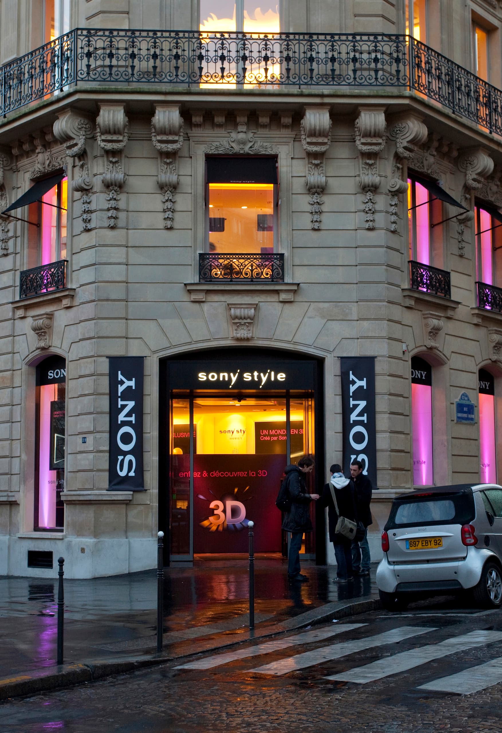 Sony Style Flagship Store Fassade mit Focalflood varychrome LED Beleuchtung.