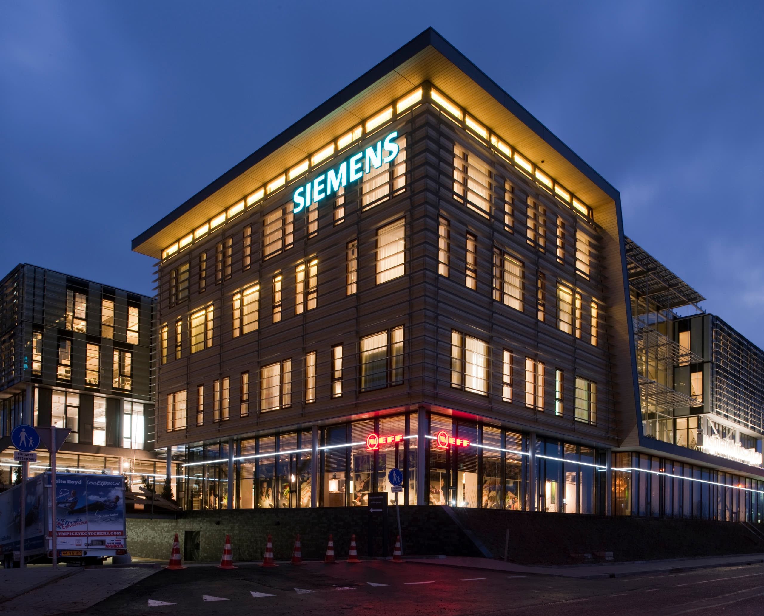 Beleuchtetes Siemens-Gebäude in den Niederlanden mit ERCO LED-Technologie für effiziente Beleuchtung.