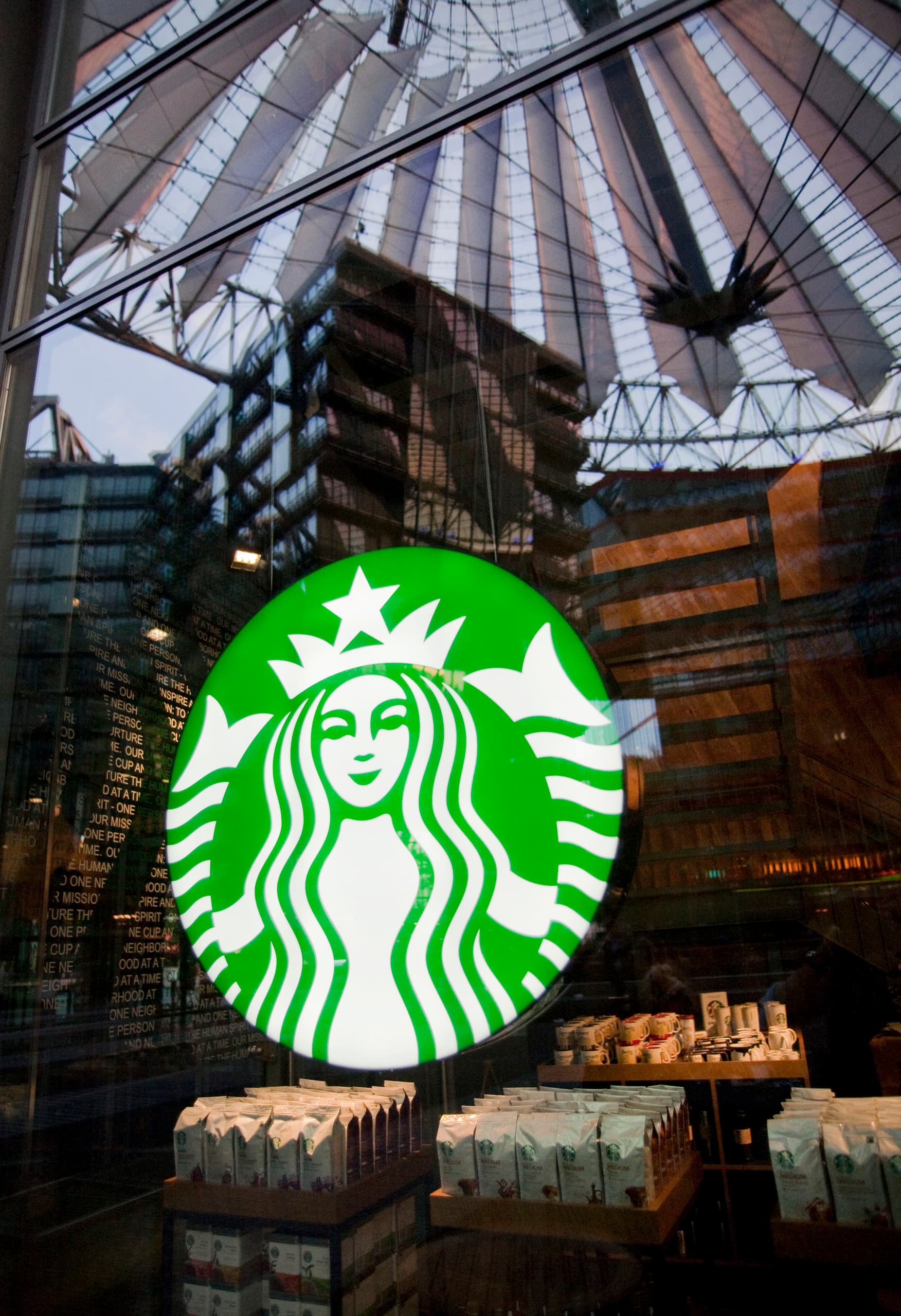 Starbucks Coffee House in Berlin mit markantem Logo und architektonischer Spiegelung.