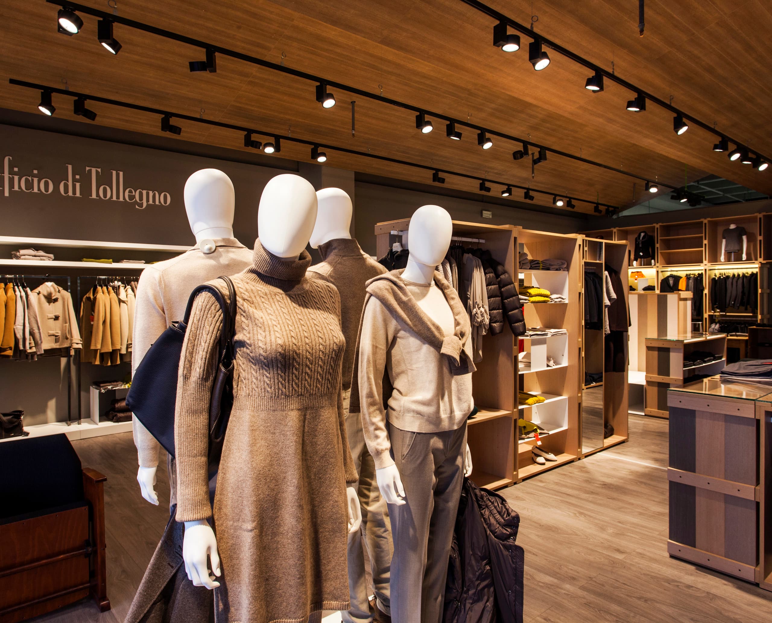 Lanificio di Tollegno Store: Warme Beleuchtung akzentuiert die hochwertige Mode auf Schaufensterpuppen.