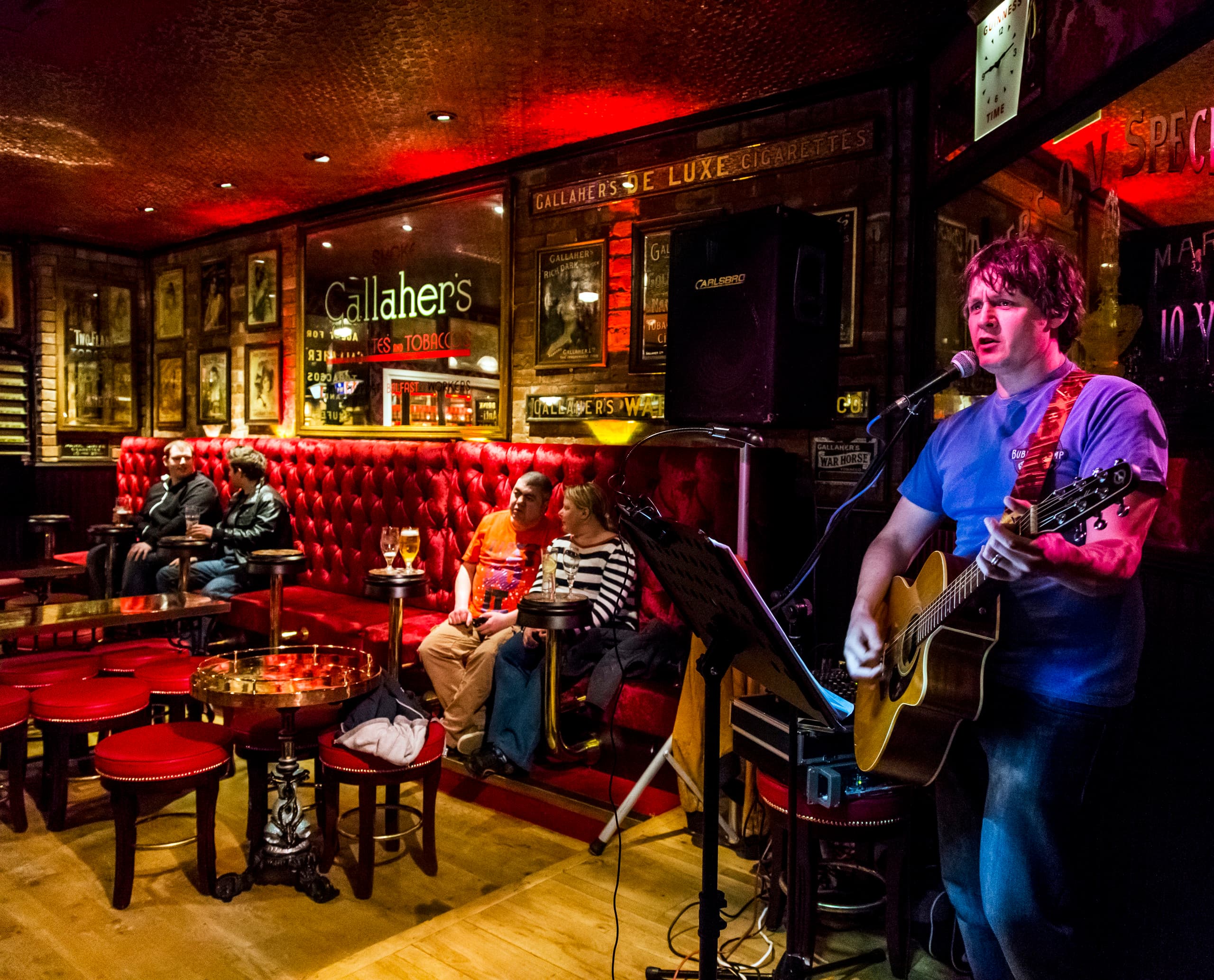 Live-Musik in der Harp Bar, Belfast, mit LED-Beleuchtung für traditionelle Pub-Atmosphäre.