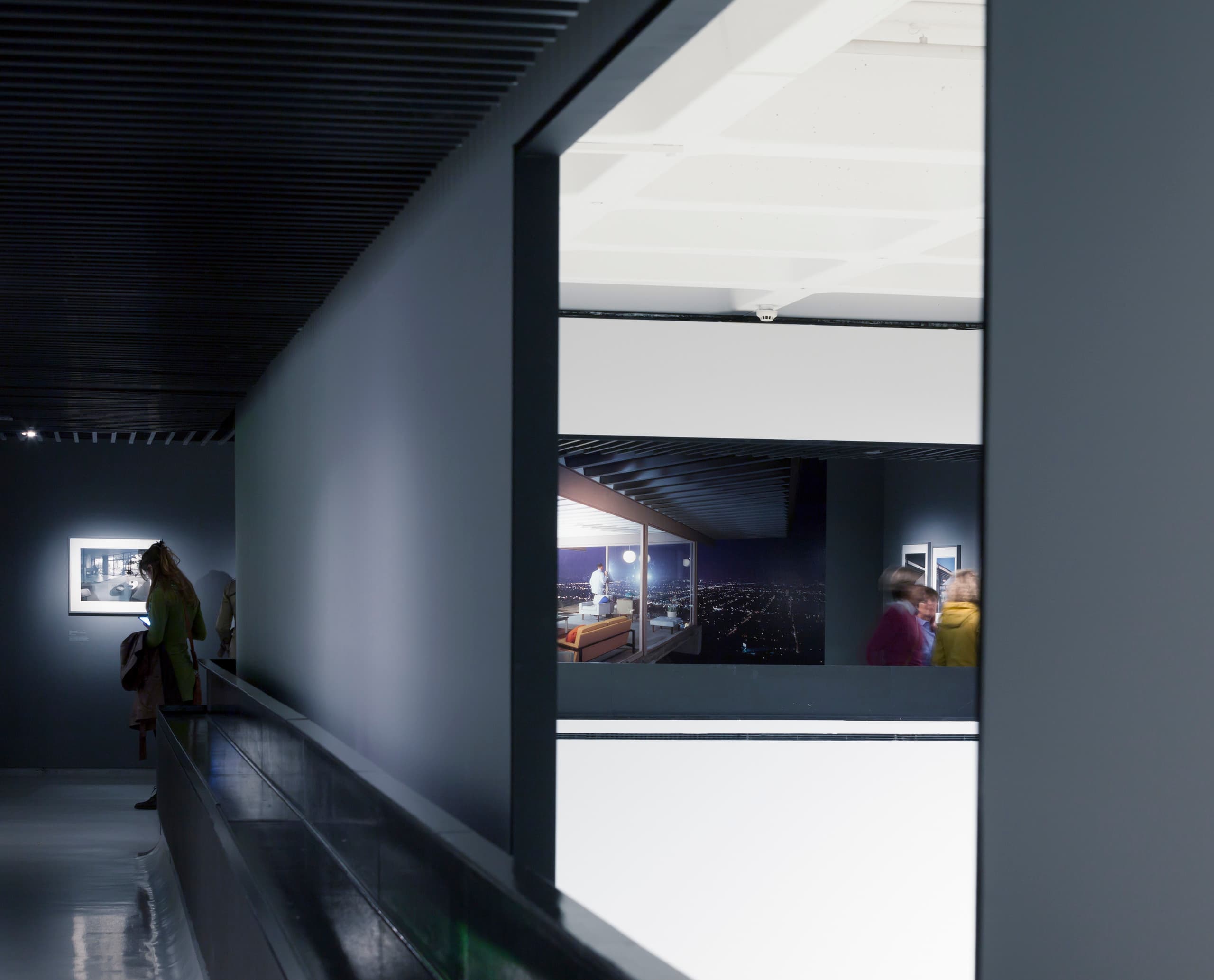 LED-Beleuchtung in der Barbican Art Gallery, London, die moderne Kunstwerke hervorhebt.