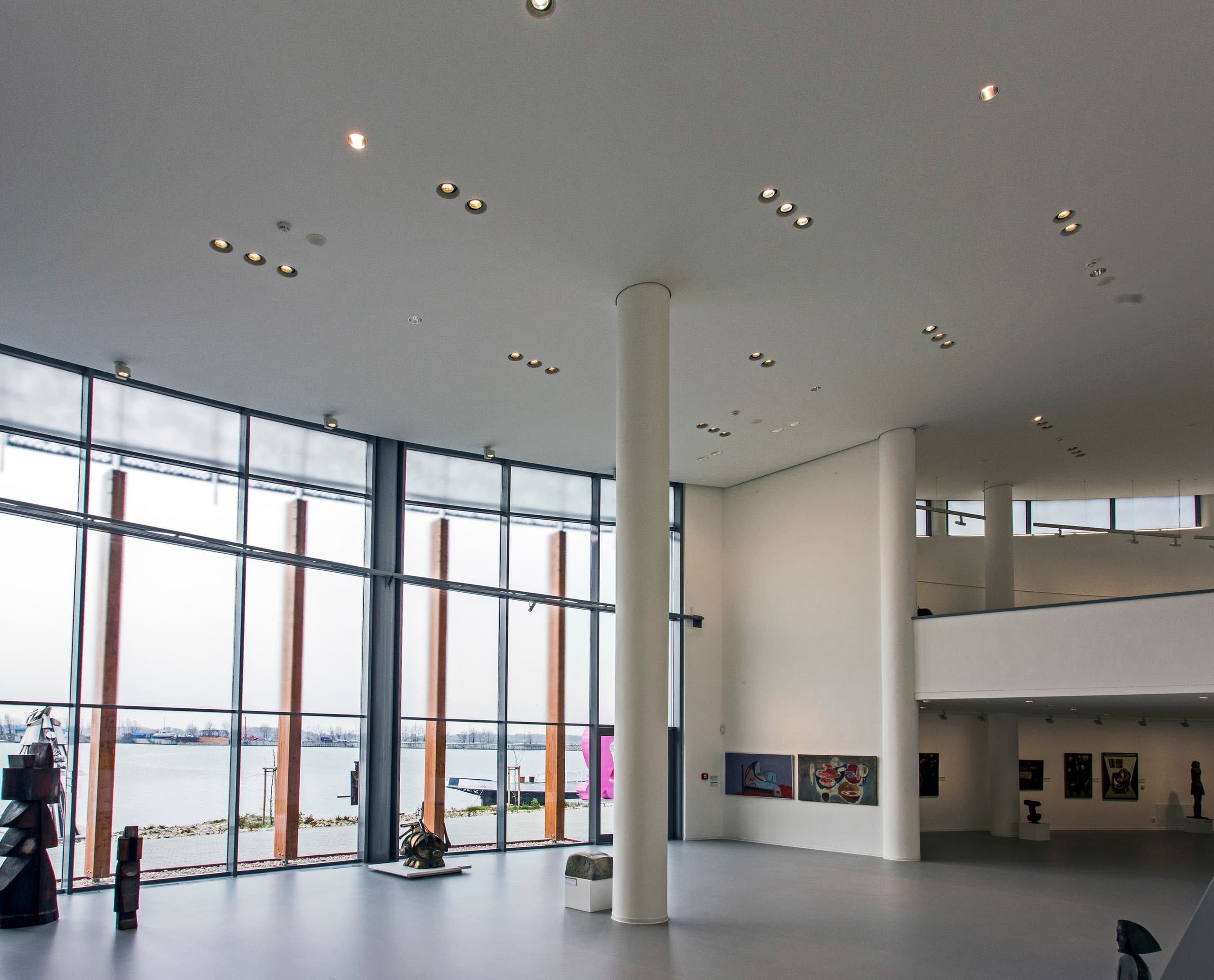 Innenansicht des Danubiana Museums mit ERCO LED-Beleuchtung und Kunstwerken.