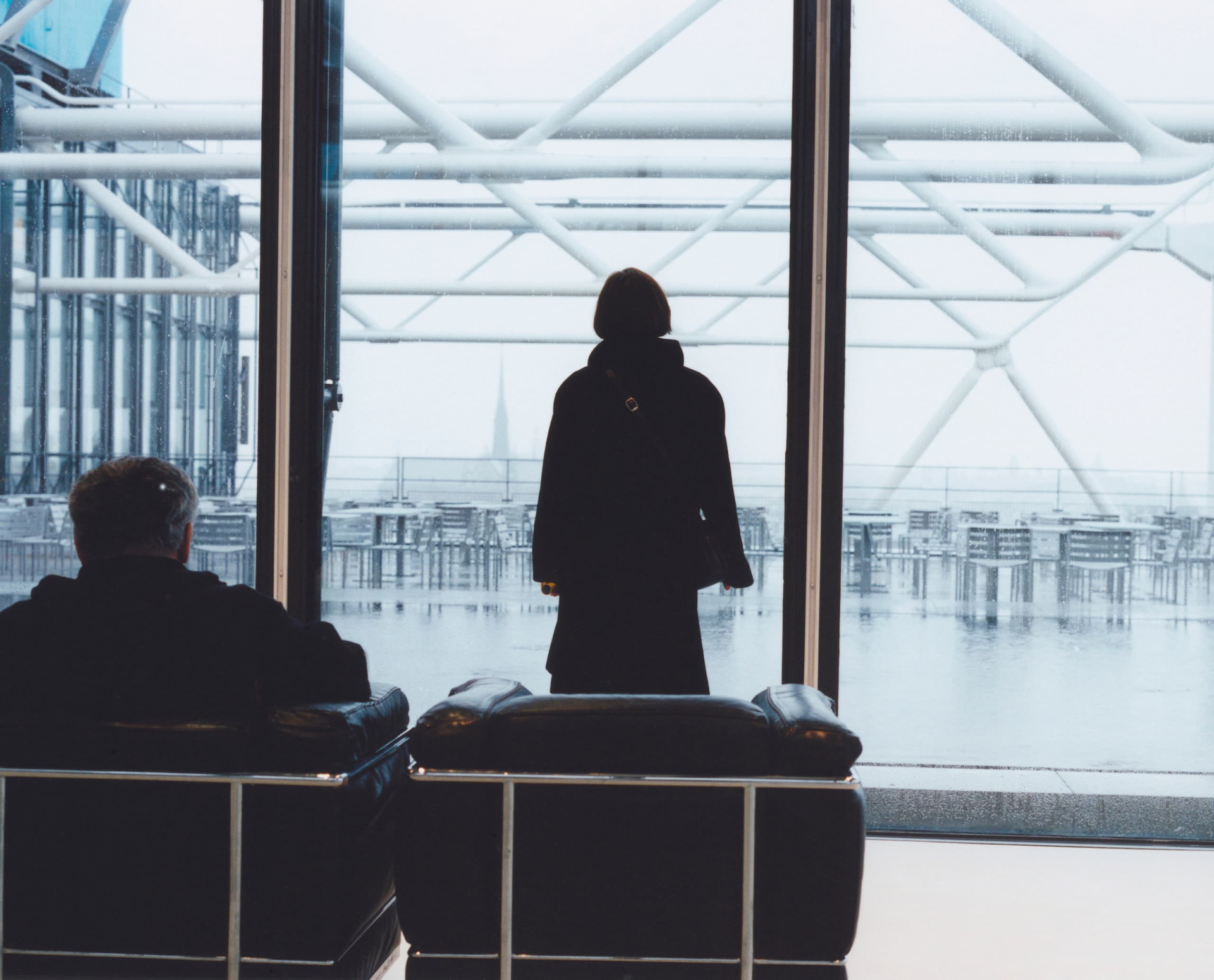 Besucher im Louvre-Lens Museum, beleuchtet mit ERCO Licht, genießen den Ausblick.