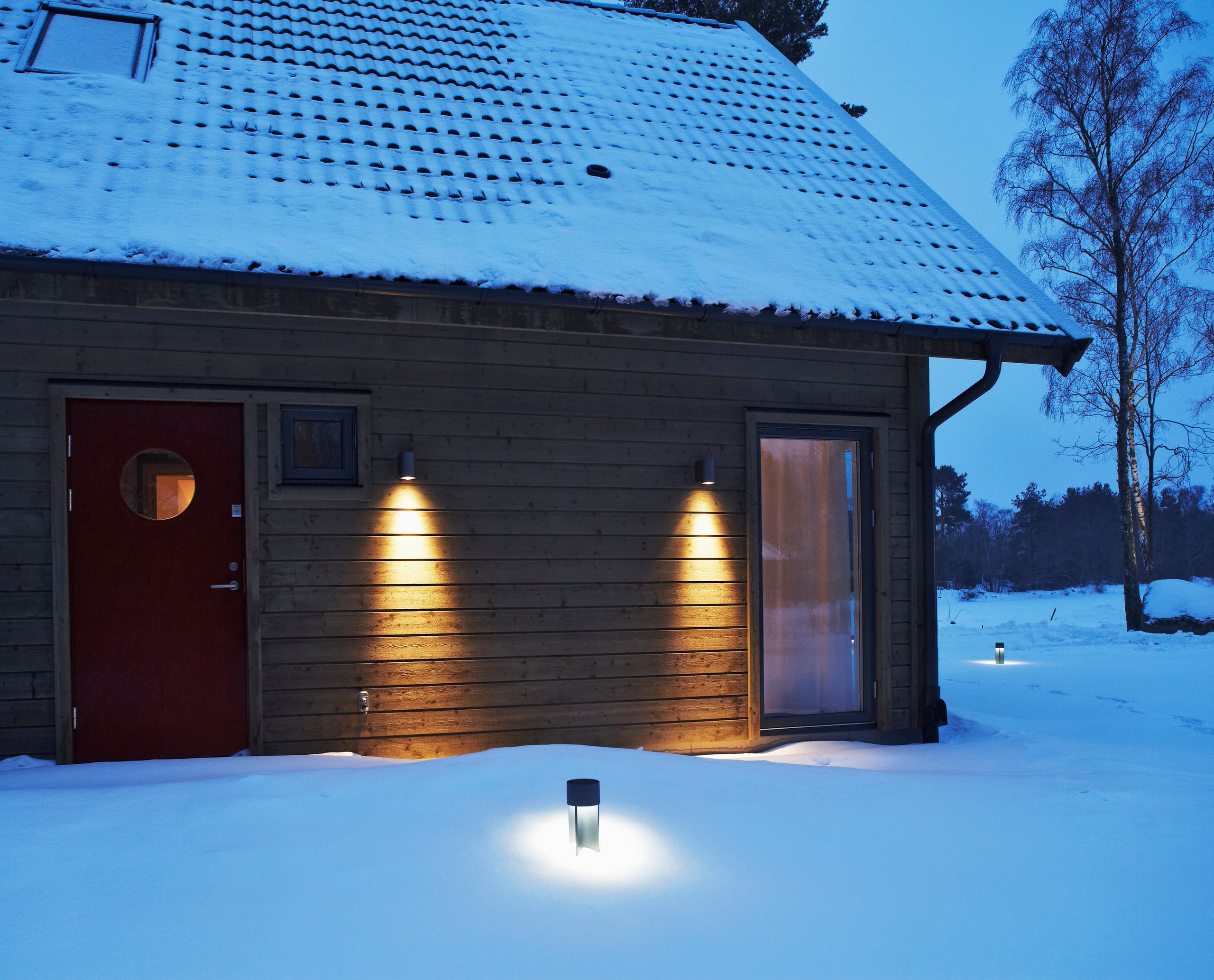 Midipoll Pollerleuchten weisen den Weg im Garten des Wohnhauses in Kalmar. Blendfreie Dark Sky Lösung.