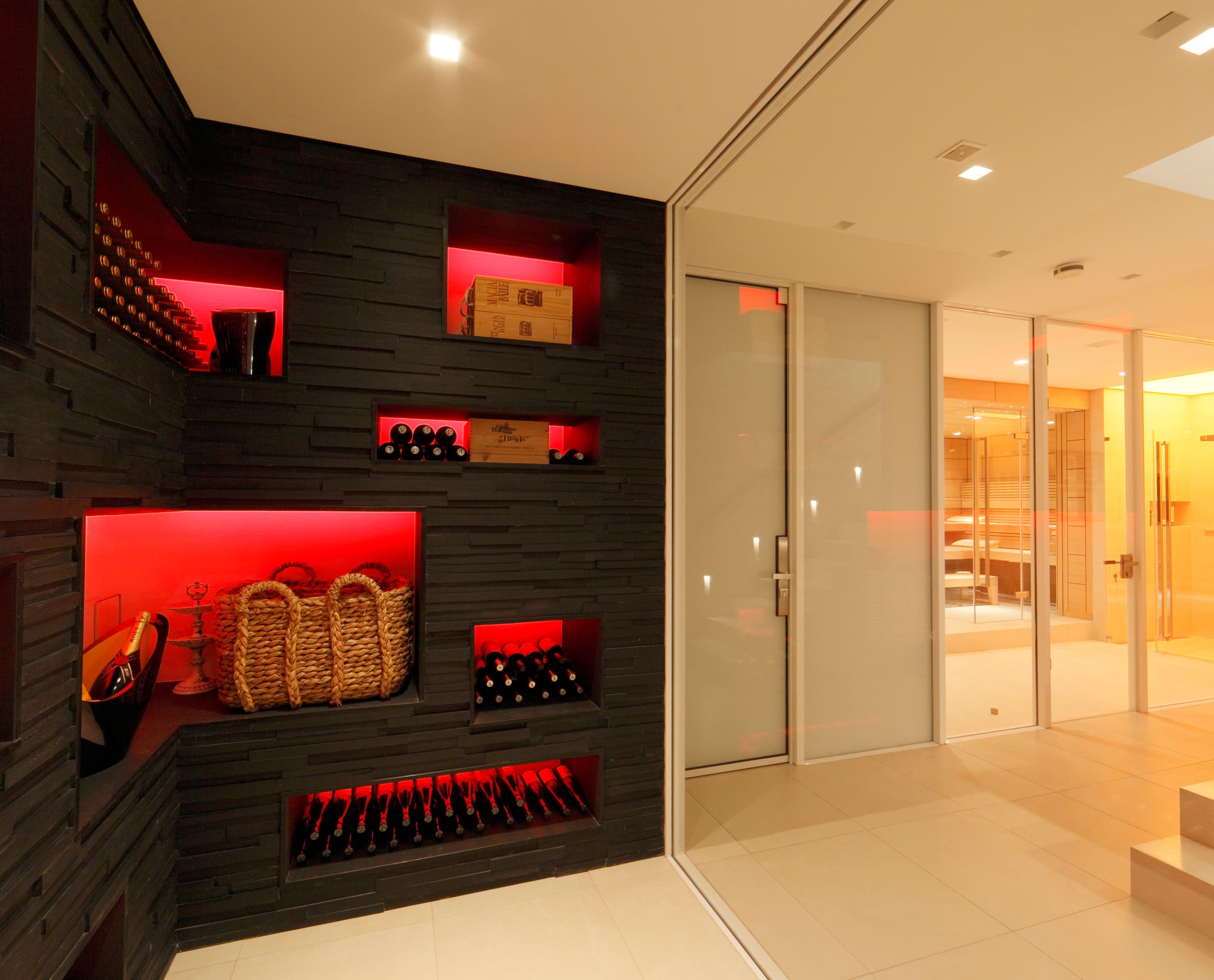 Weinregal mit LED-Beleuchtung in Villa Linari, Hamburg. Synästhetische Architektur mit multisensorischer Raumwirkung.