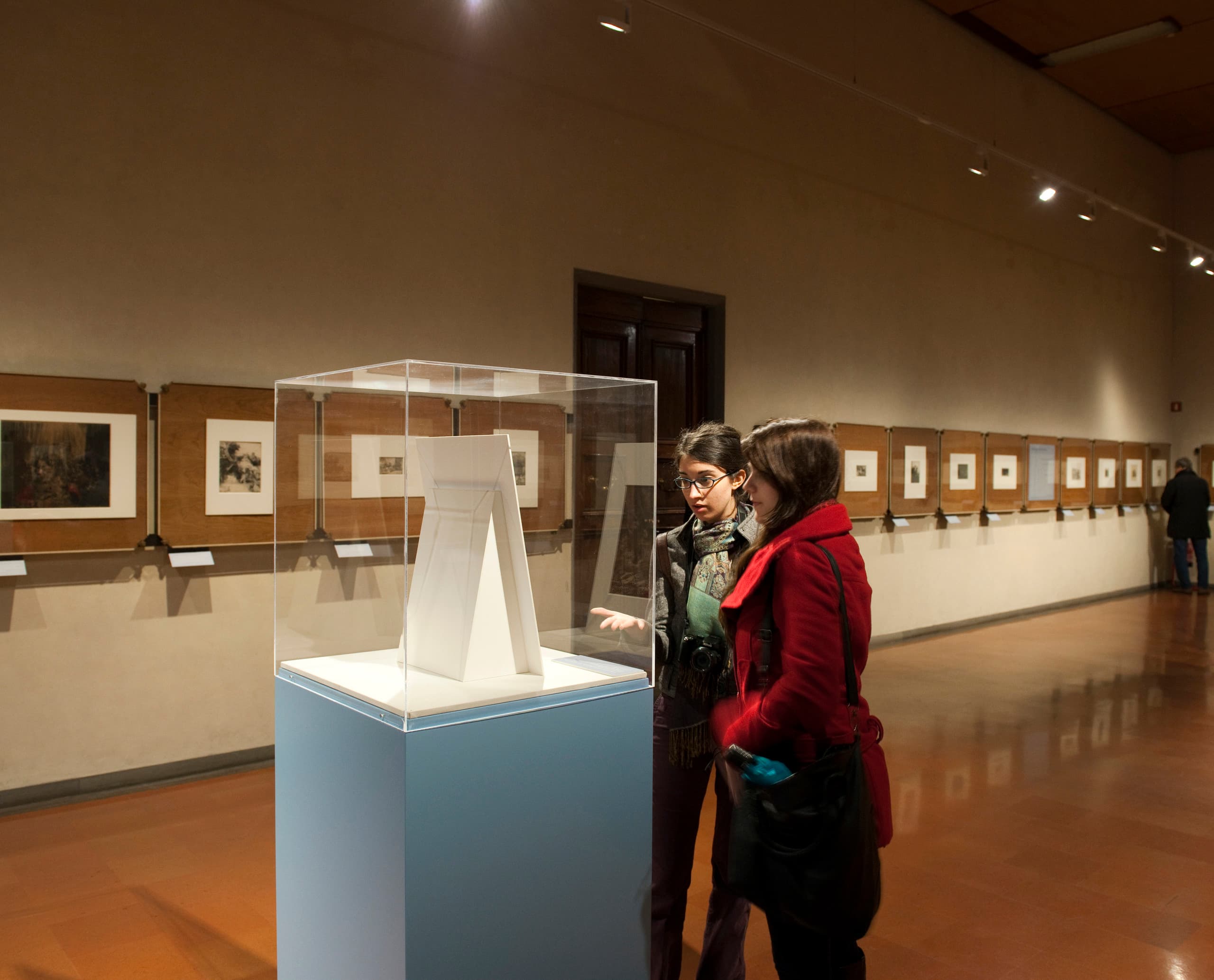 Besucher betrachten eine Skulptur im Uffizien Museum, Florenz, beleuchtet mit ERCO LED-Leuchten.