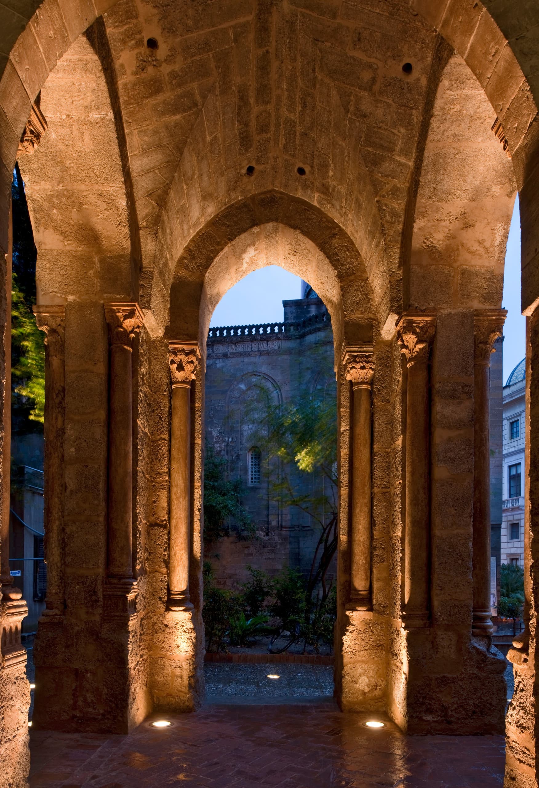 Beleuchtete Bögen der Santa Maria dell'Ammiraglio Kirche in Palermo, ein Beispiel für stimmungsvolle Architekturbeleuchtung.
