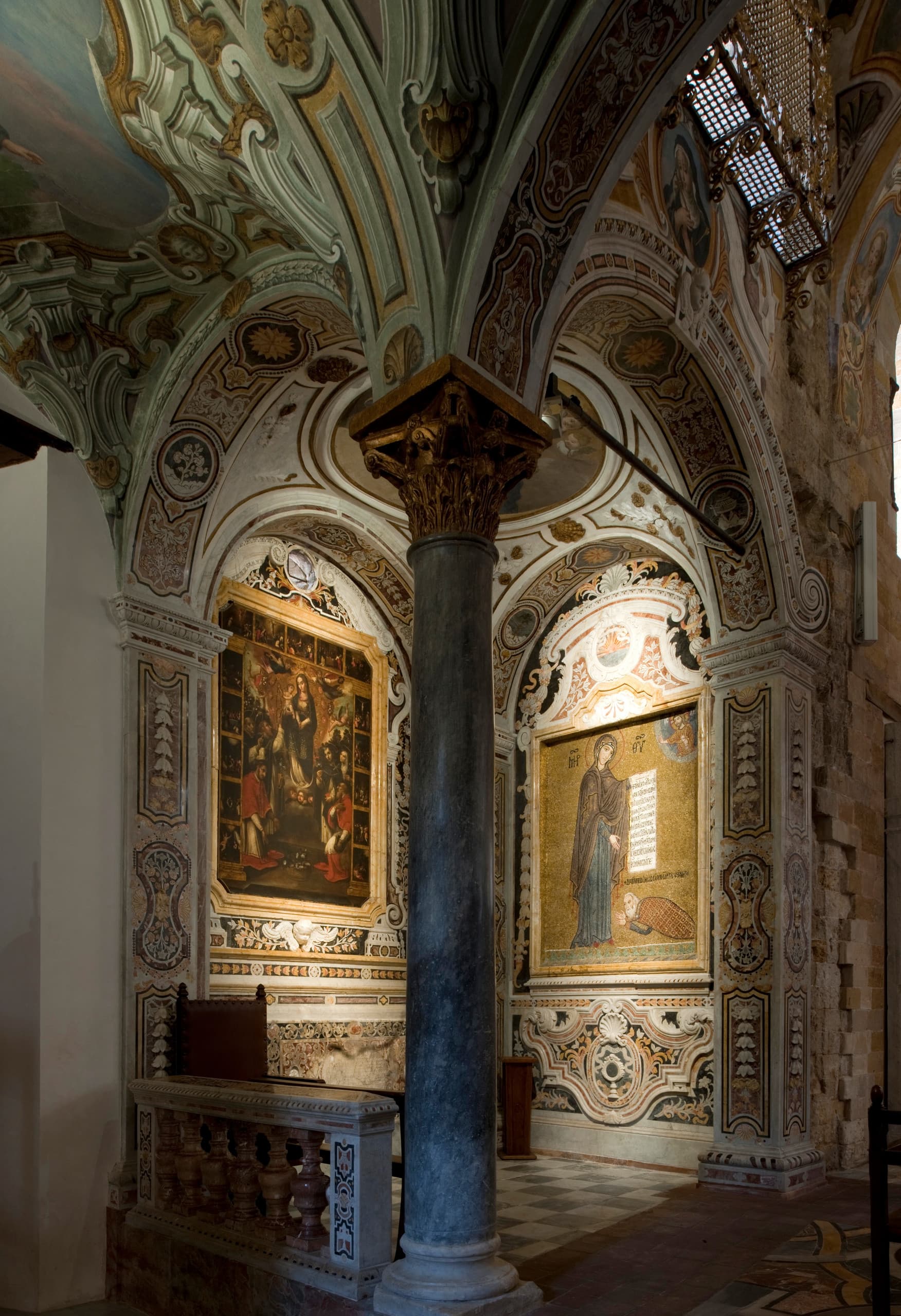 Innenansicht der Kirche Santa Maria dell’Ammiraglio in Palermo mit kunstvollen Decken und Beleuchtung.