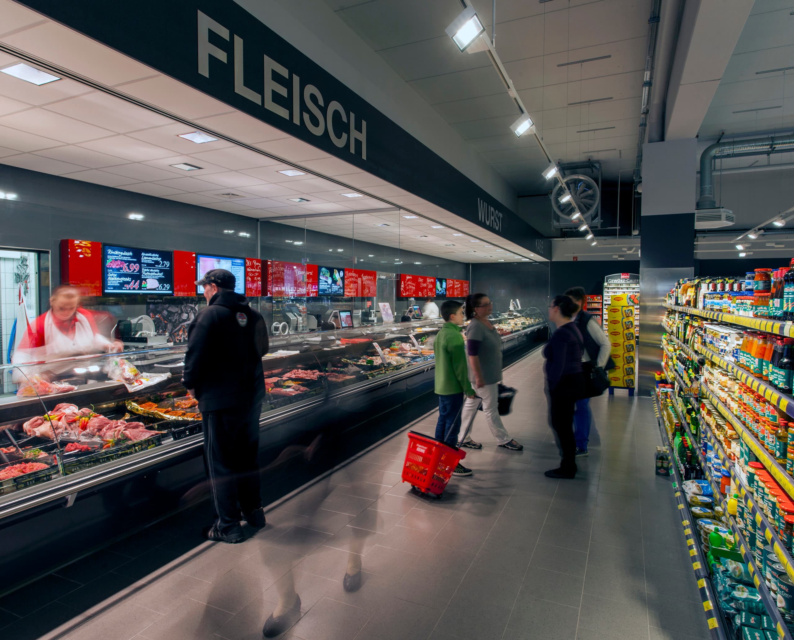REWE Markt Hagen-Hohenlimburg mit ERCO LED-Beleuchtung im Kühlregal für Fleischprodukte.