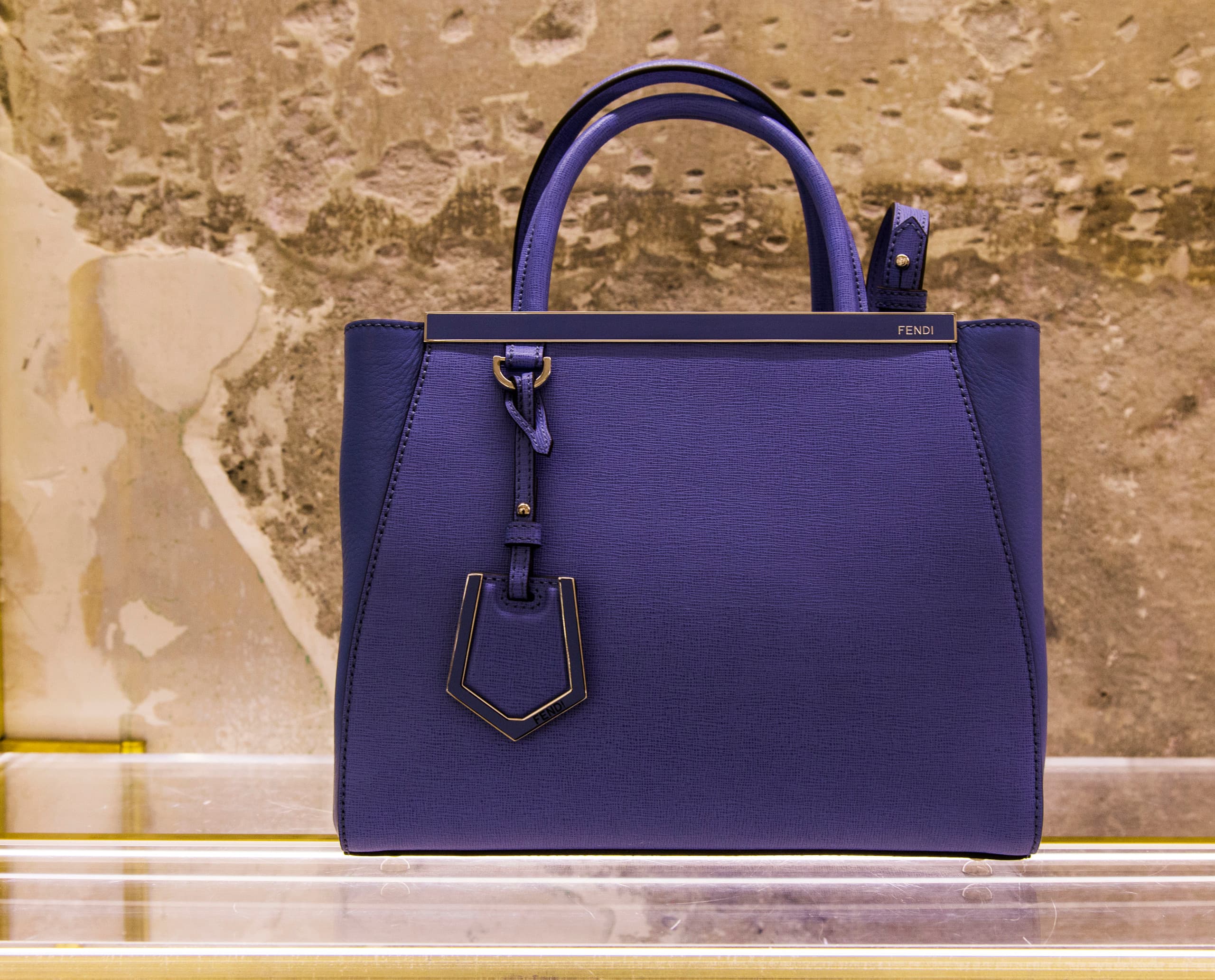 Lila Fendi Handtasche in Mailänder Boutique, beleuchtet mit ERCO Optec Strahlern.
