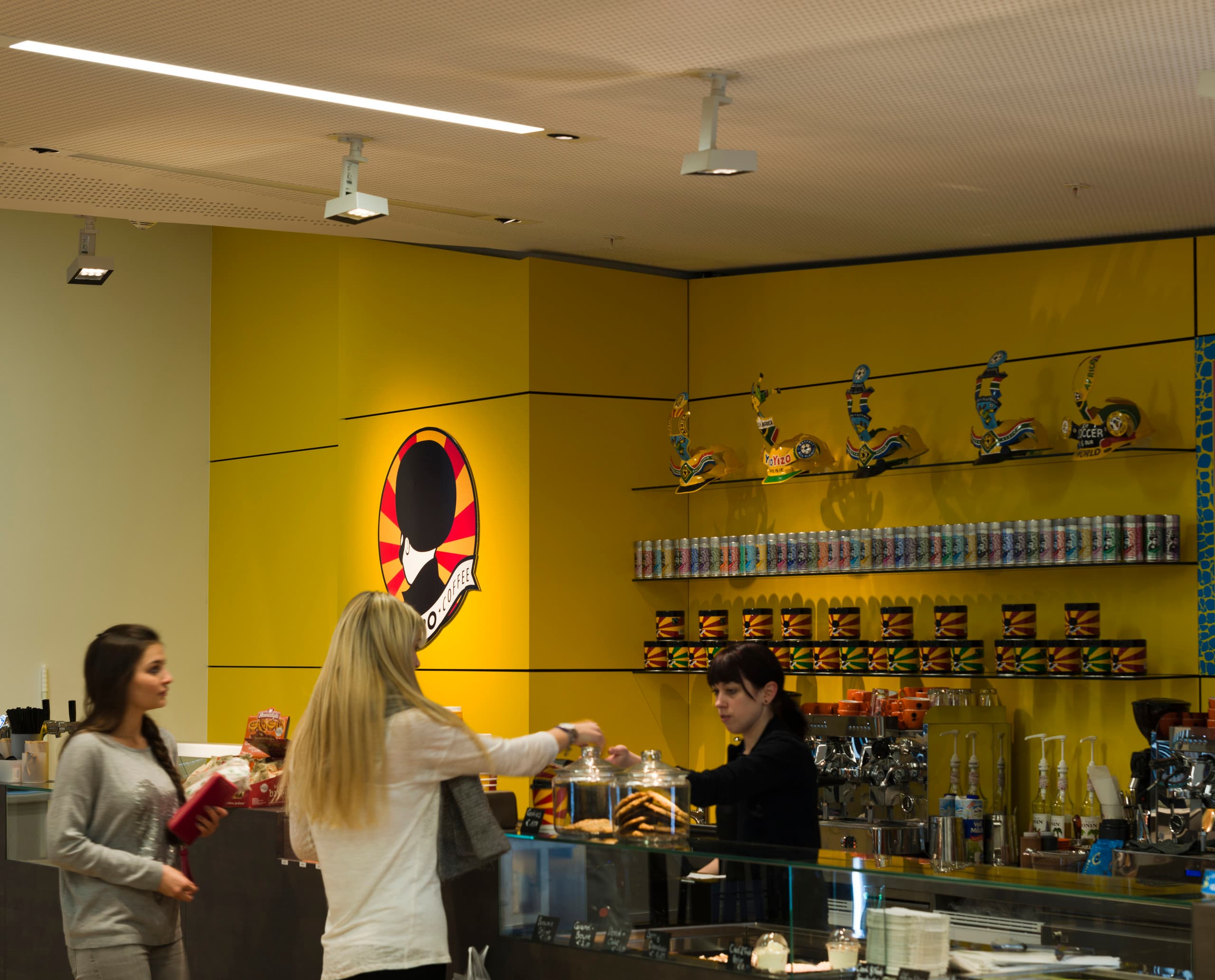 Cafeteria der Wirtschaftsuniversität Wien mit ERCO LED-Beleuchtung für soziale Interaktion.