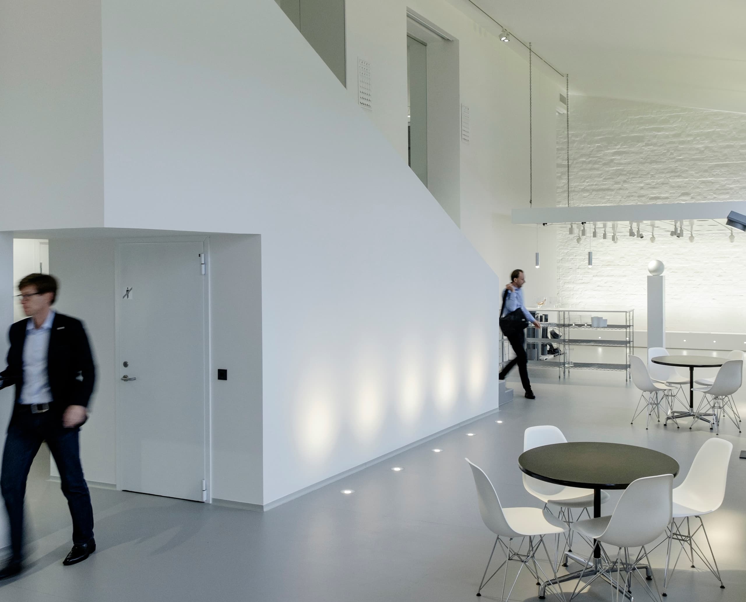 ERCO Showroom Stockholm: Beleuchtungslösung mit Compact, Quadra, Quintessence und Skim Leuchten in einem modernen Büro.