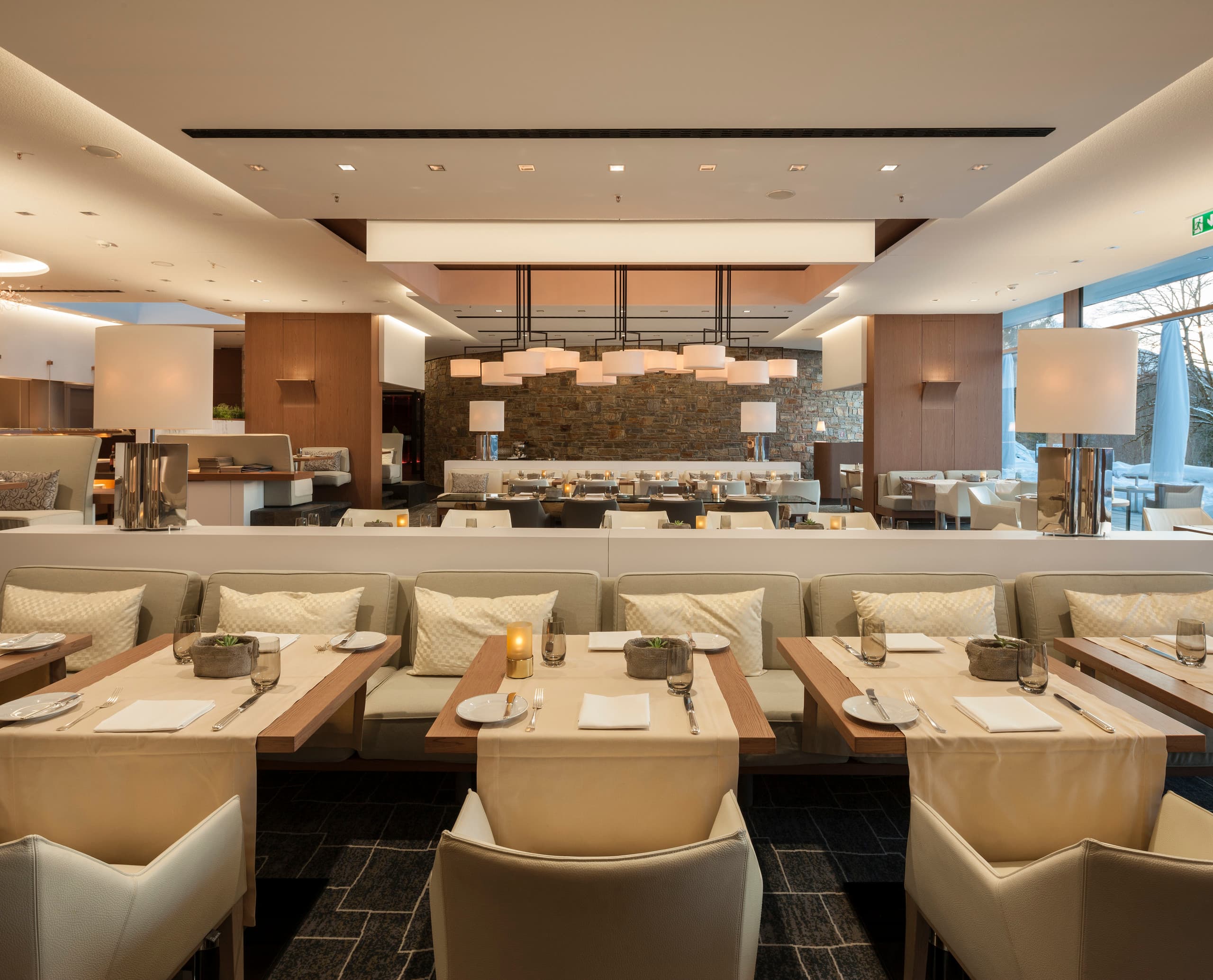 Johann Grill Restaurant im Kempinski Hotel Berchtesgaden mit ERCO LED-Beleuchtung für stimmungsvolles Ambiente.