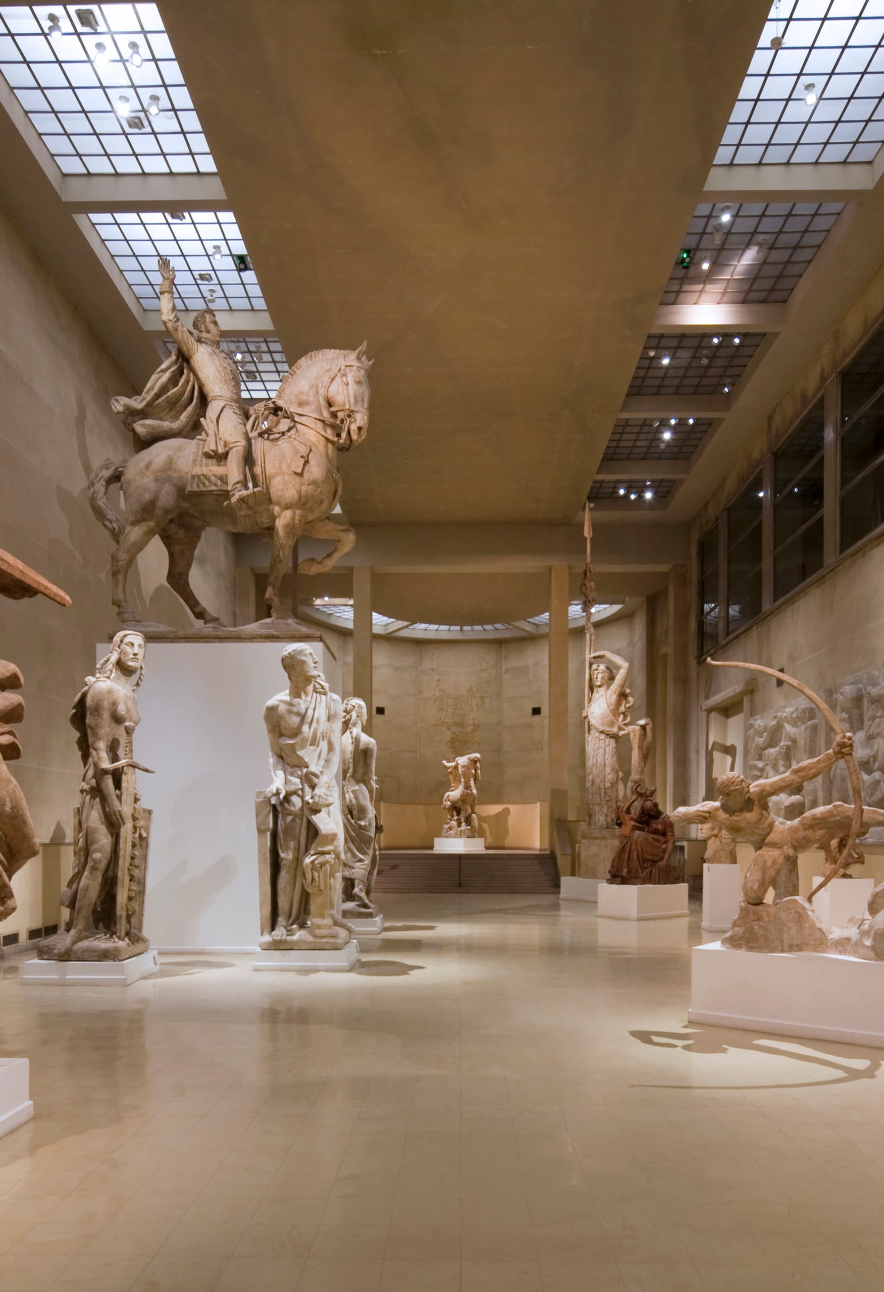 Innenansicht des Musée Bourdelle mit Skulpturen, beleuchtet mit ERCO LED-Leuchten.
