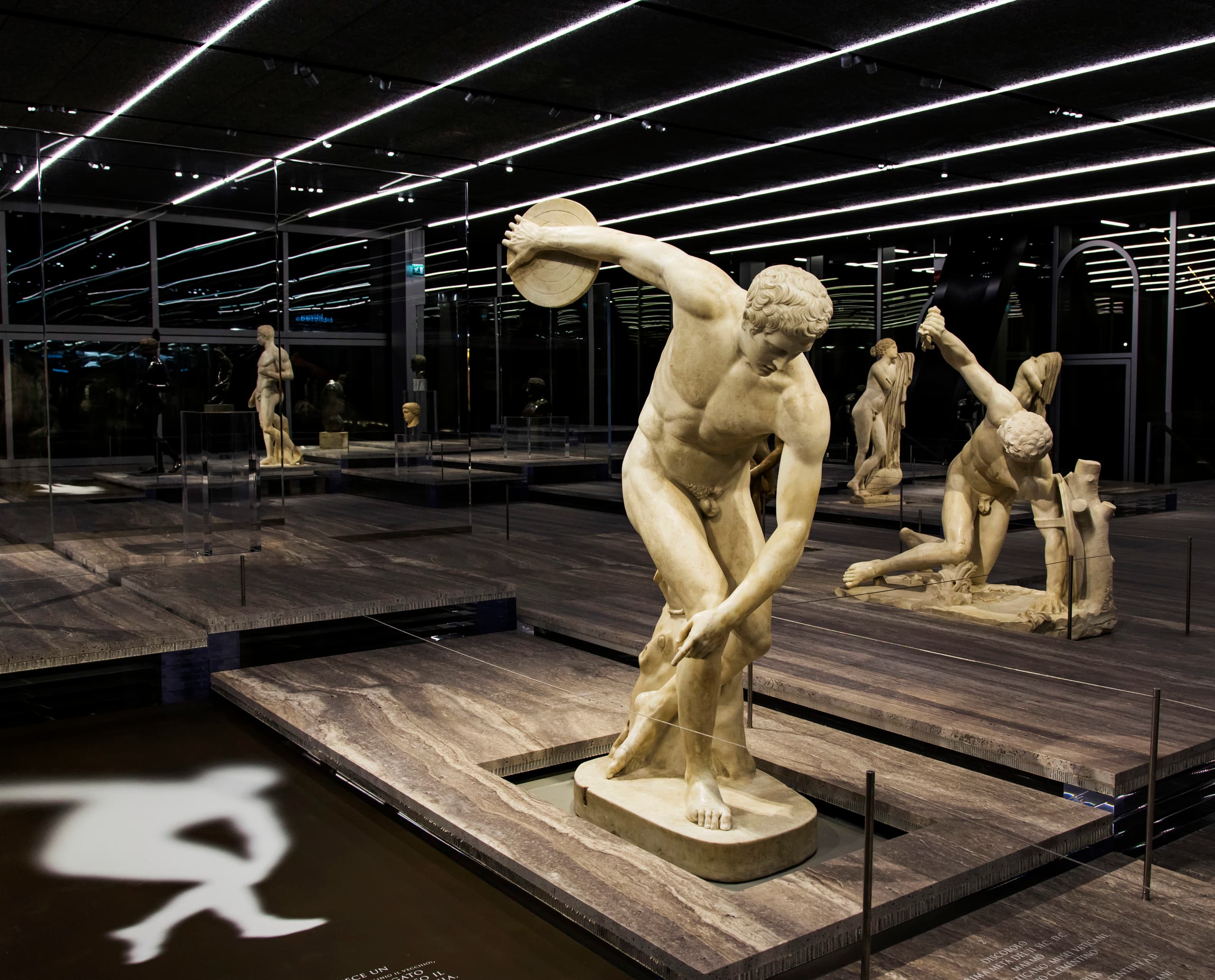 Diskobolos-Statue, beleuchtet mit ERCO LED im Fondazione Prada Museum, Mailand.