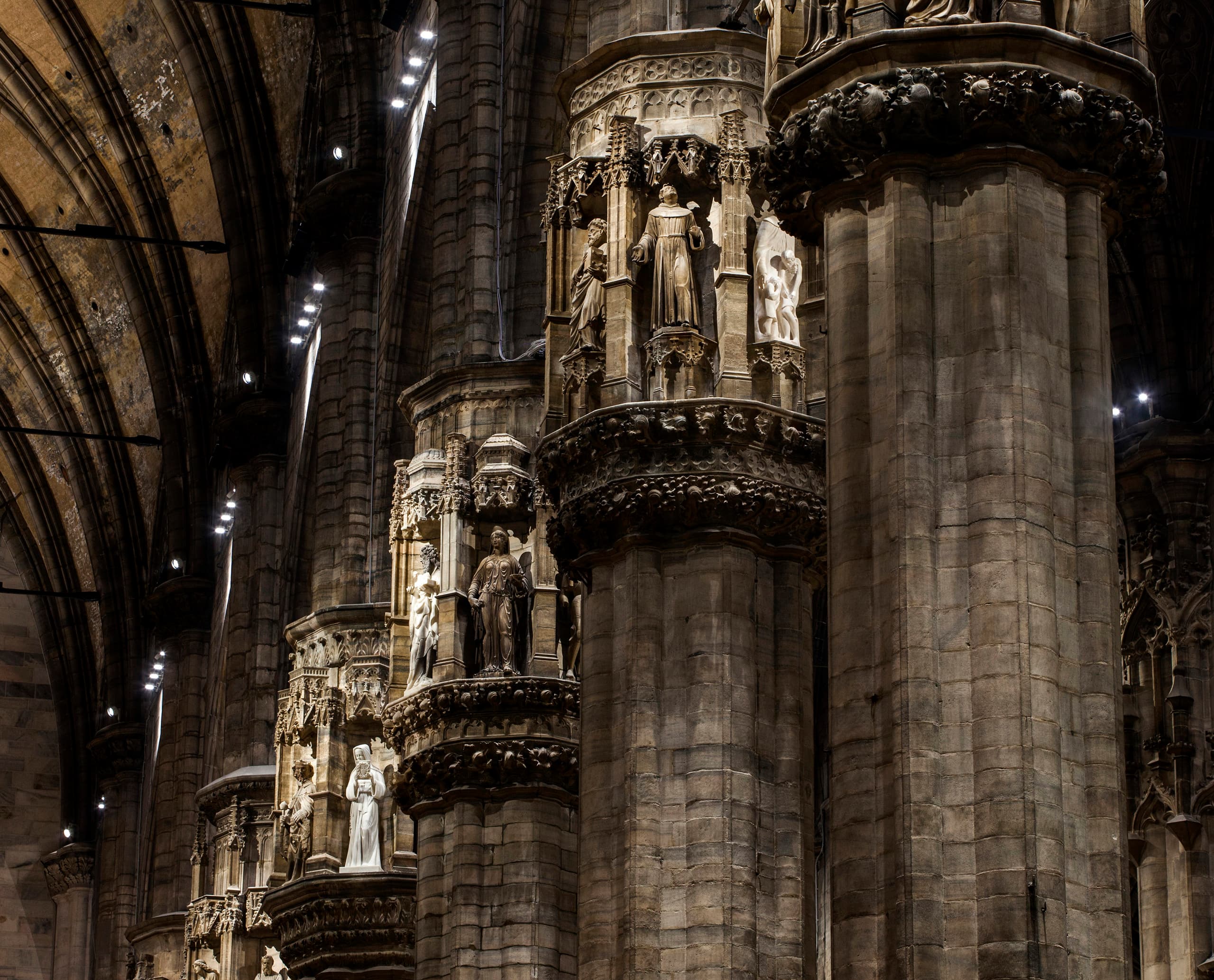 Detailaufnahme der Säulen im Mailänder Dom mit ERCO LED-Beleuchtung.
