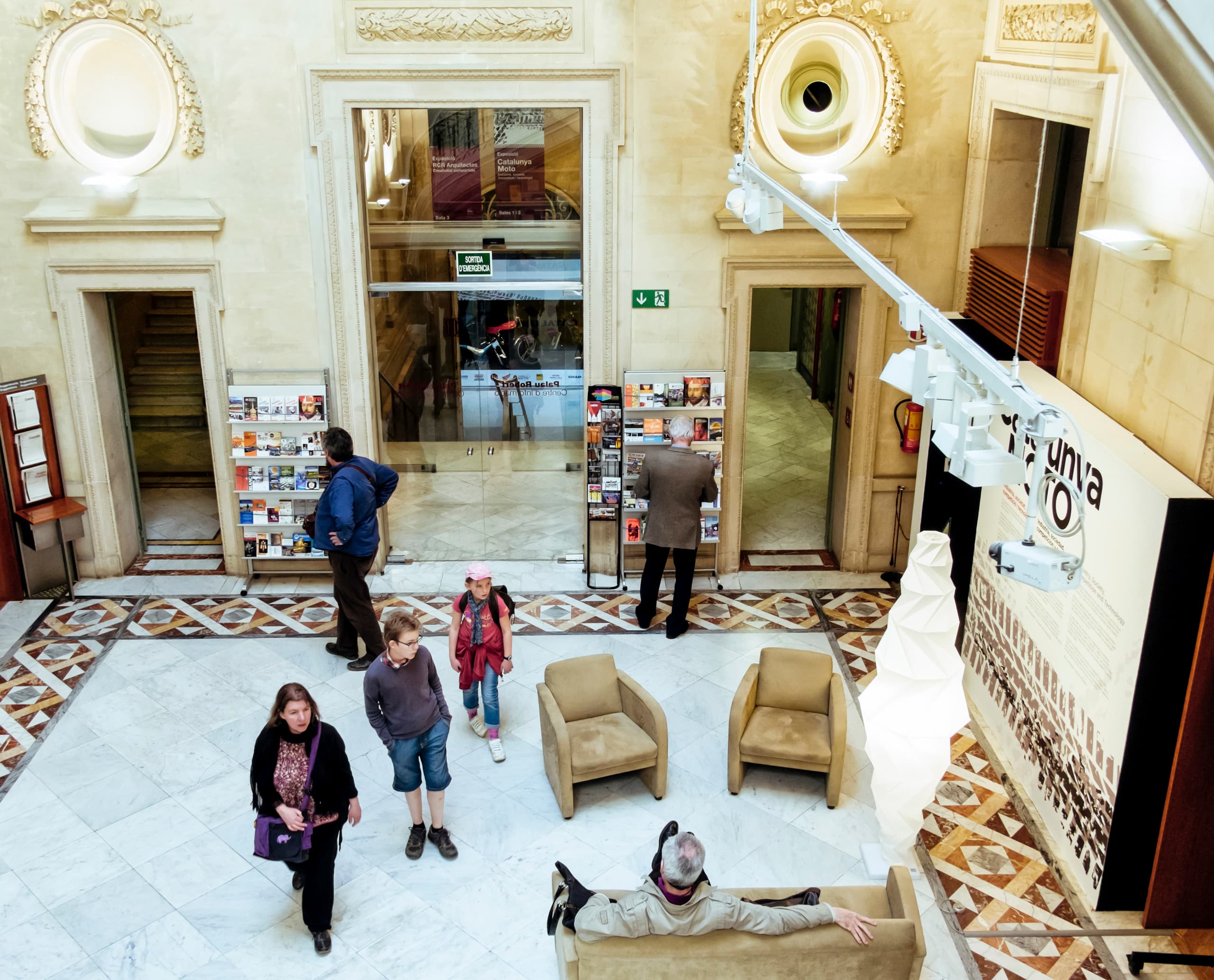 ERCO Strahler und Stromschienen im Palau Robert, Barcelona, für flexible Beleuchtung von Ausstellungen.