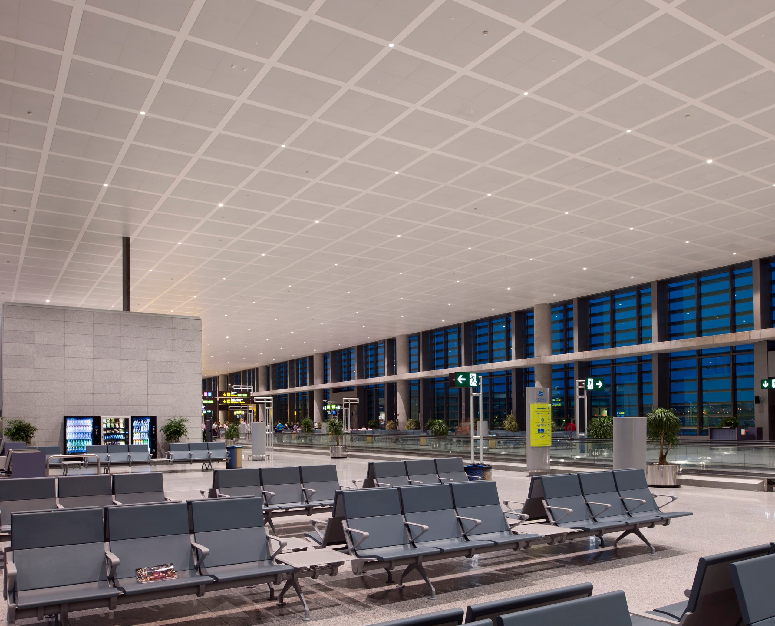 Flughafen Málaga Terminal 3: Wartebereich mit ERCO Lightcast Downlights für effiziente Beleuchtung.