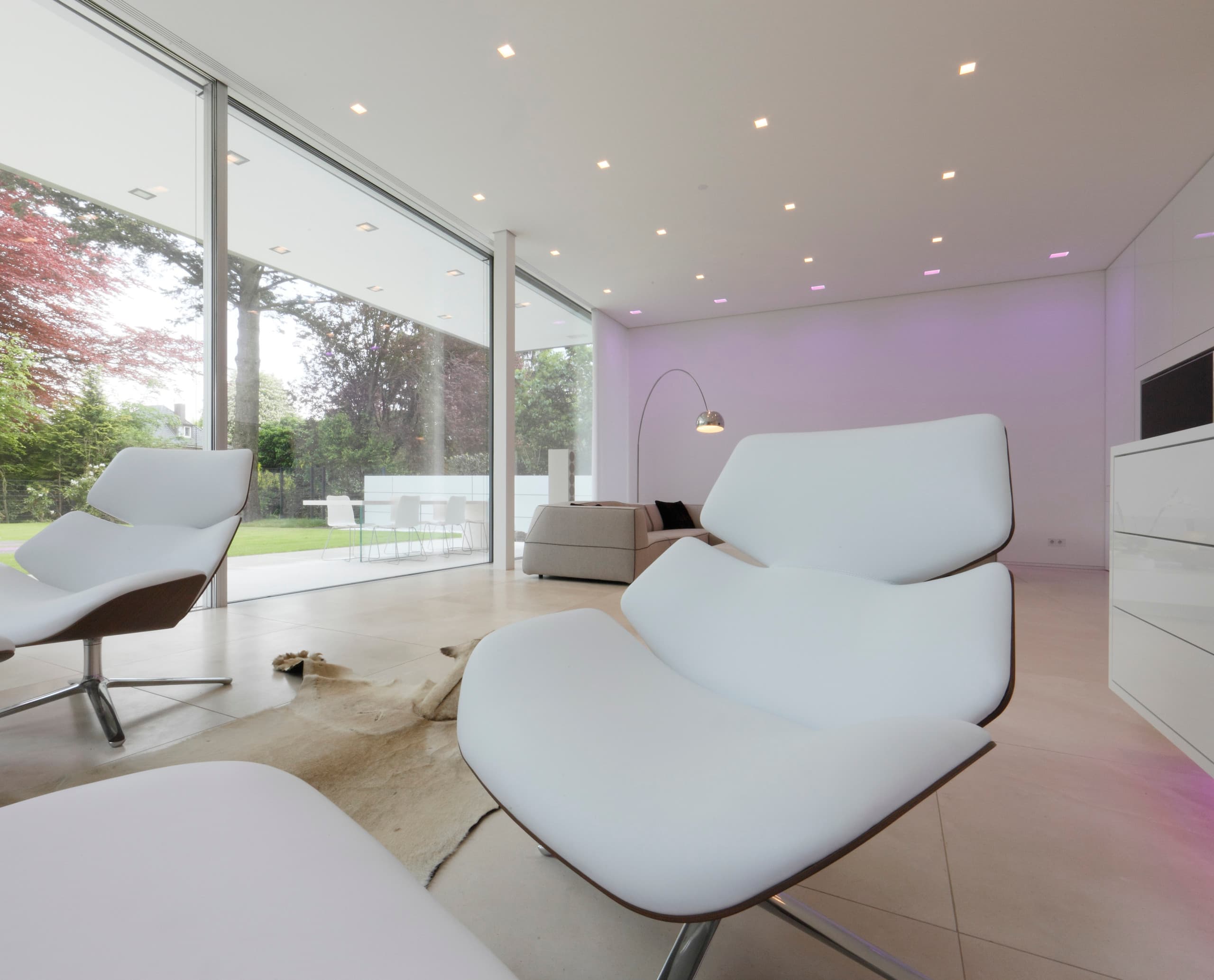 Villa Linari Wohnzimmer mit ERCO Quintessence Downlights für variable Beleuchtung.