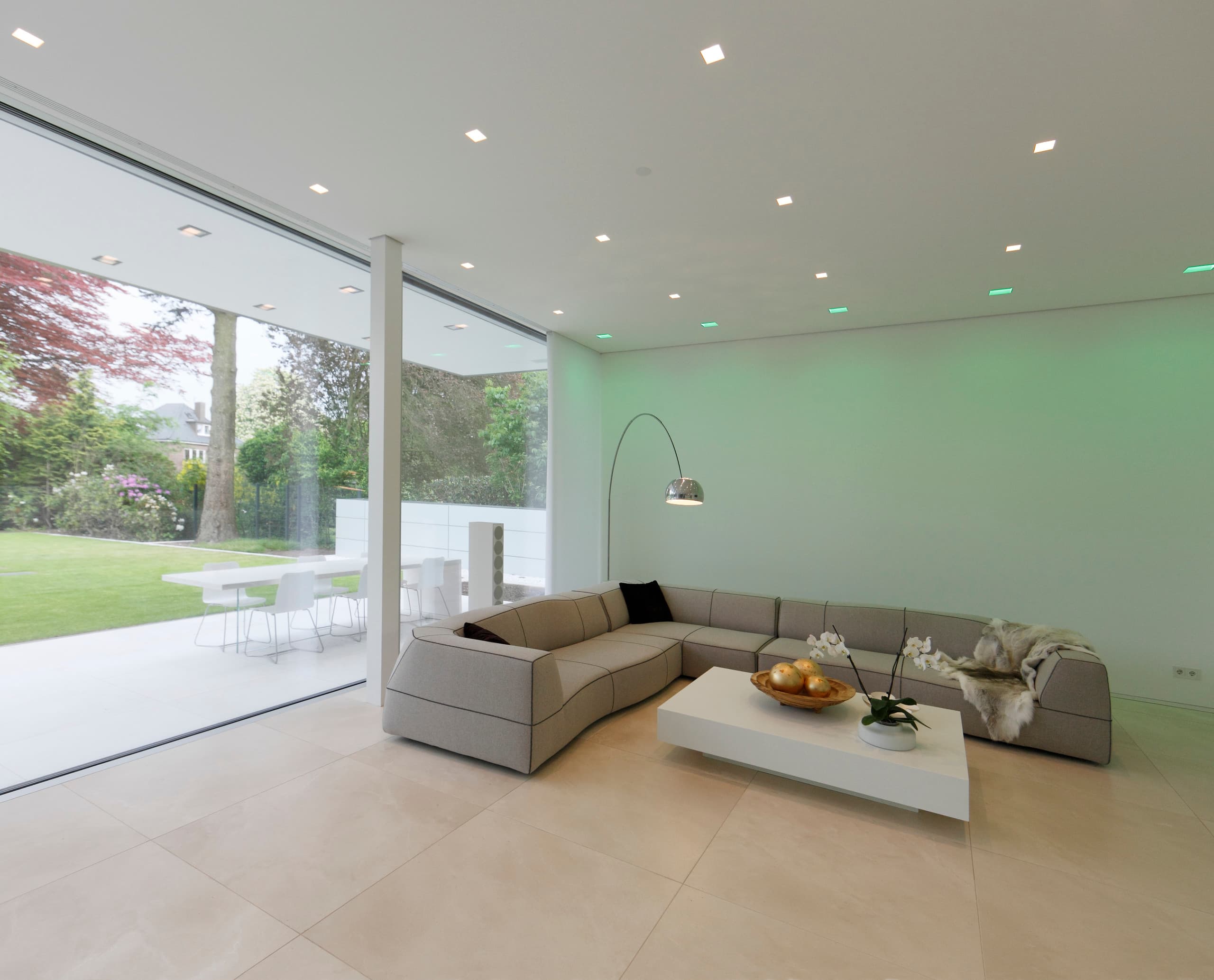 Villa Linari Wohnzimmer mit ERCO Quintessence Downlights für variable Lichtqualität.
