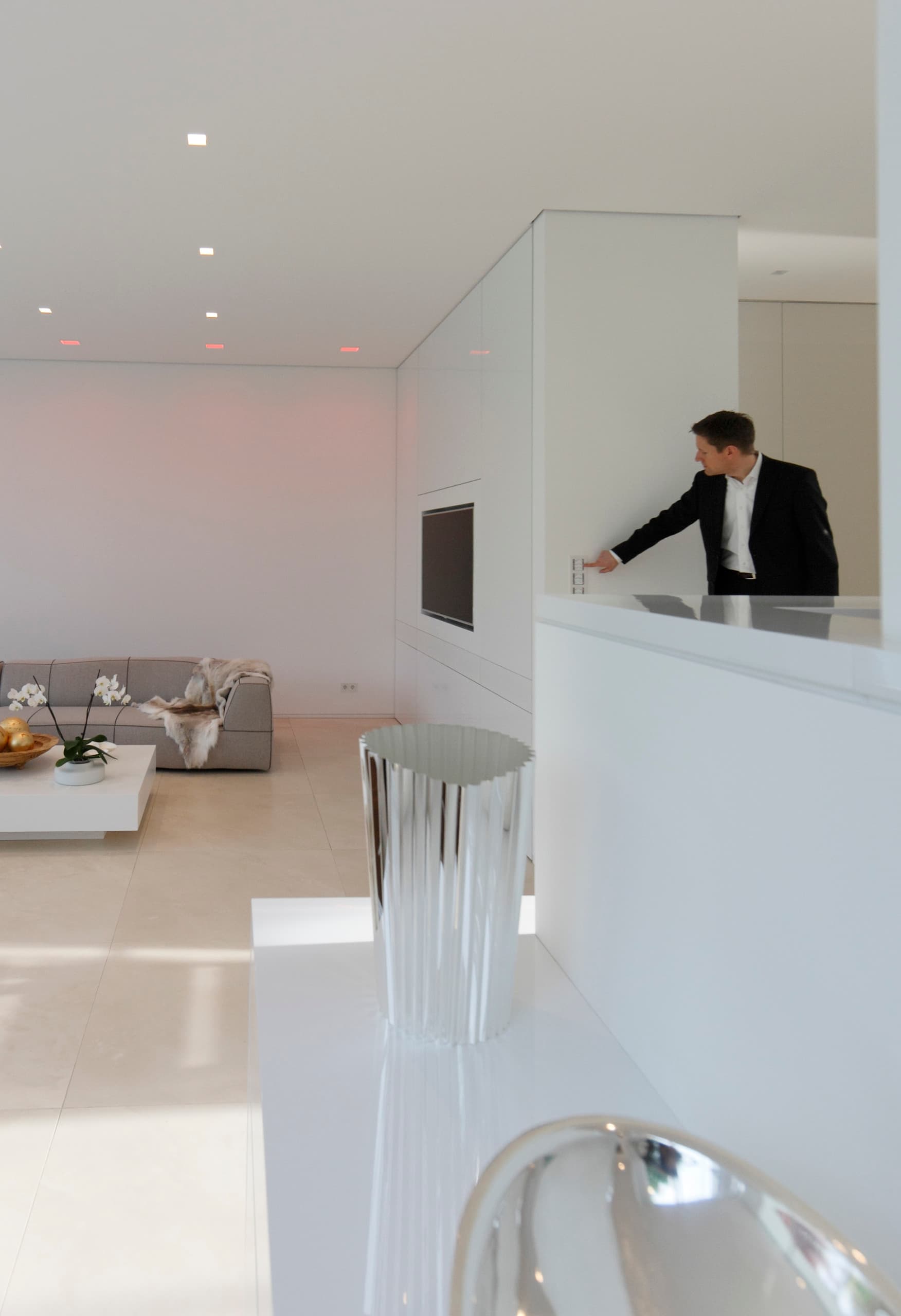 Villa Linari: Mann bedient Quintessence RGBW Downlights für stimmungsvolle Beleuchtung.