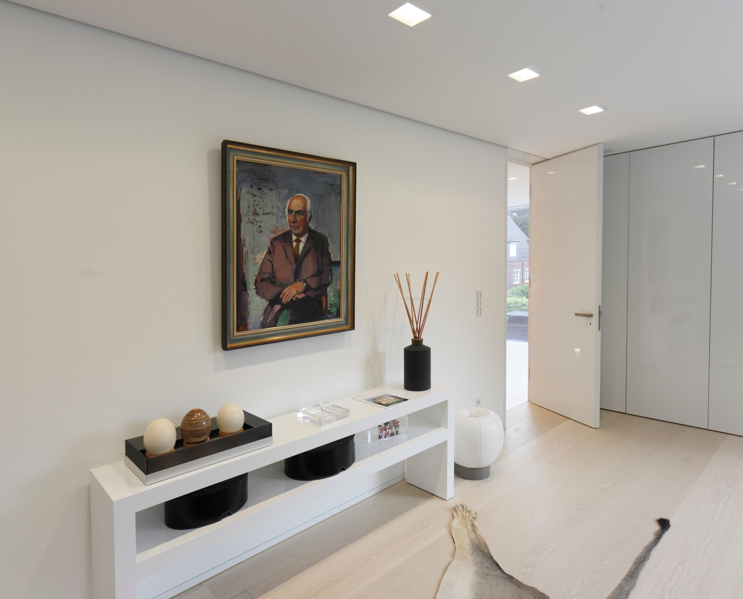 Innenarchitektur mit Gemälde und ERCO Beleuchtung für ein synästhetisches Erlebnis in Hamburg.