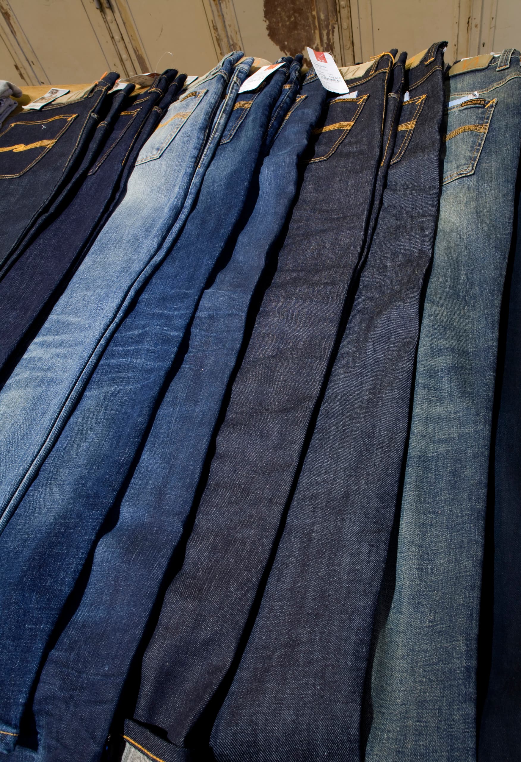 Jeans-Auswahl im 14 oz. Store, Berlin, präsentiert durch akzentuierte ERCO Logotec Strahler.
