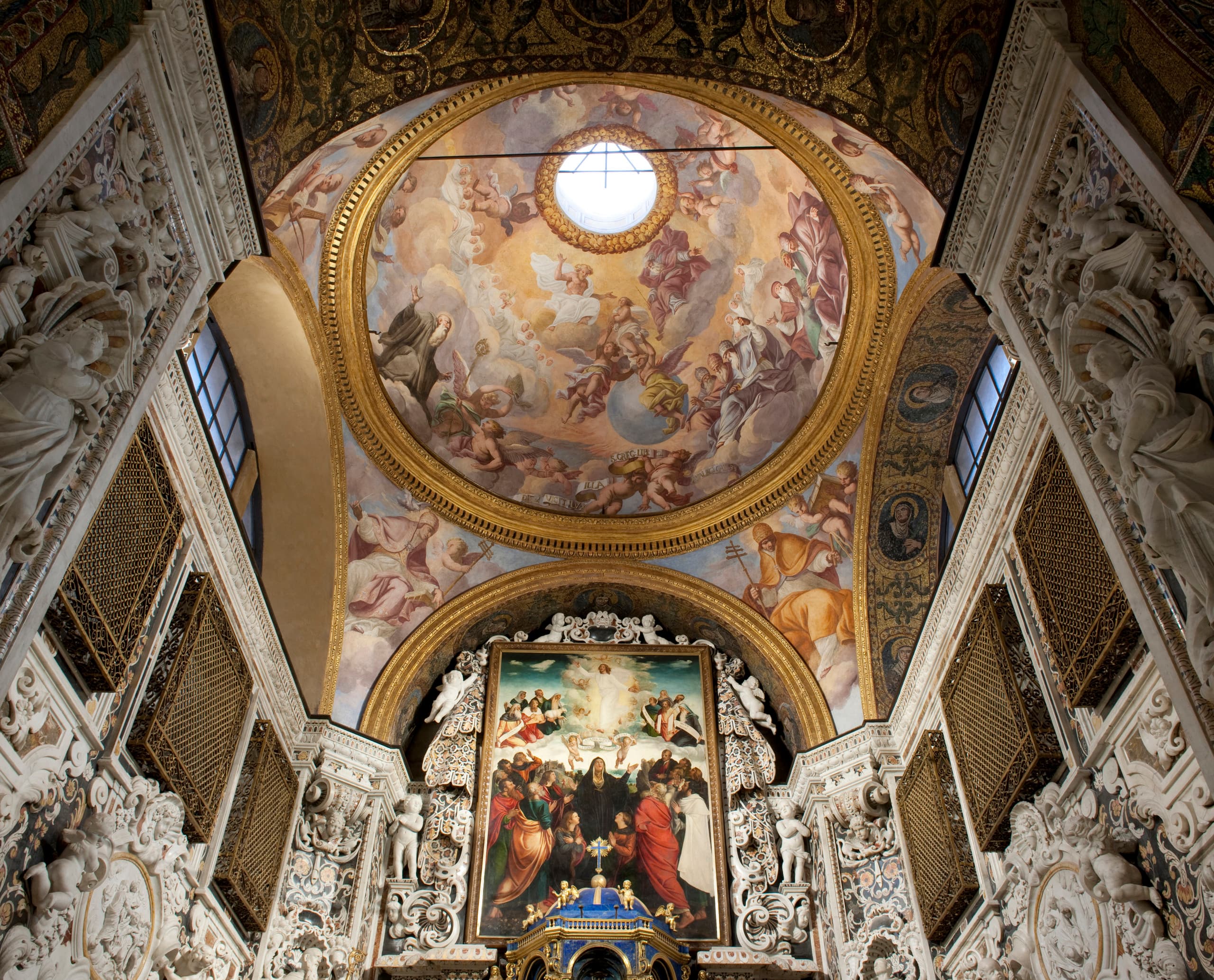 Innenraum der Santa Maria dell’Ammiraglio Kirche in Palermo mit kunstvollen Deckenmalereien und Beleuchtung.