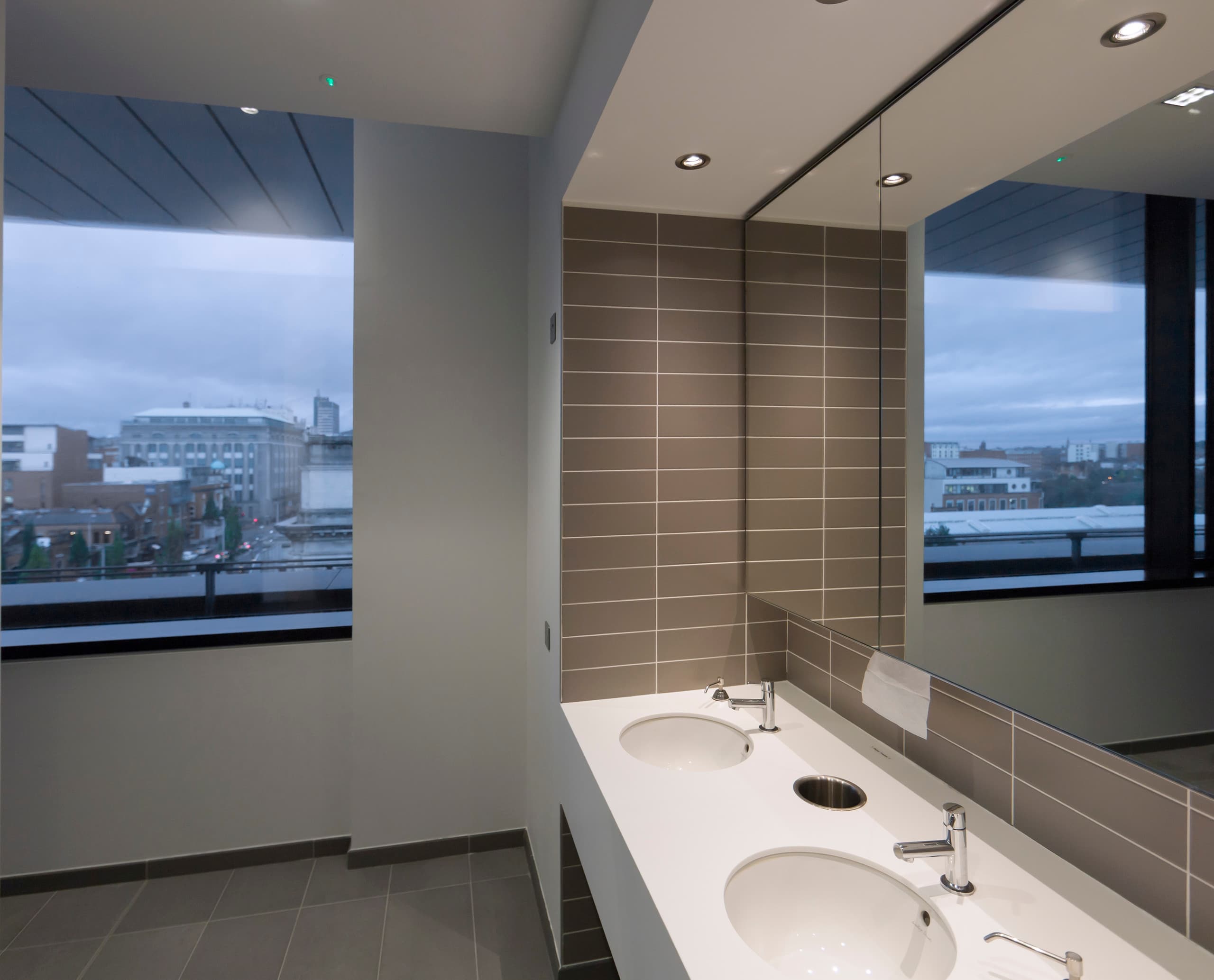 Badezimmer im Pinsent Masons Büro, Belfast, mit ERCO Beleuchtung für optimale Lichtverhältnisse.